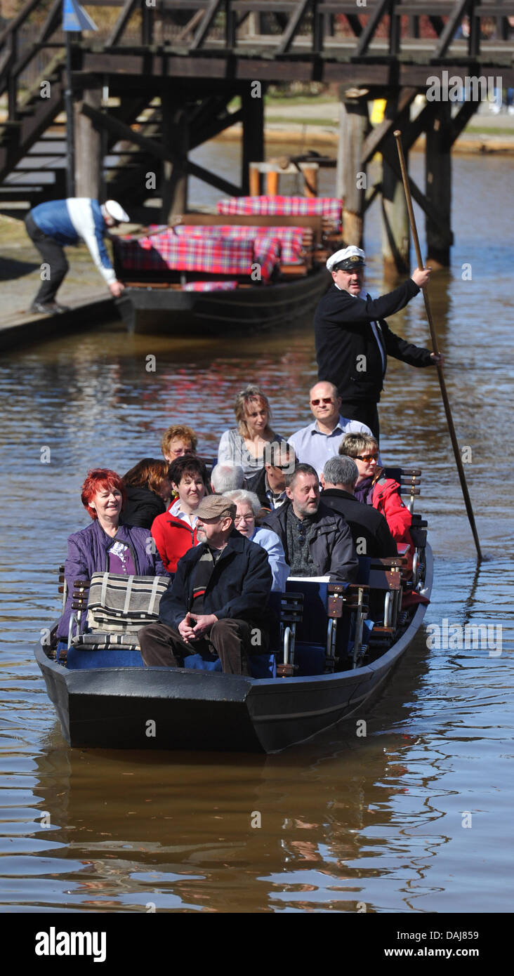 Un gruppo di turisti godere su una chiatta sul fiume Una escursione su di un canale attraverso la pittoresca regione Spreewald vicino alla città di Luebbenau, Germania, 24 marzo 2011. Foto: Patrick Pleu Foto Stock