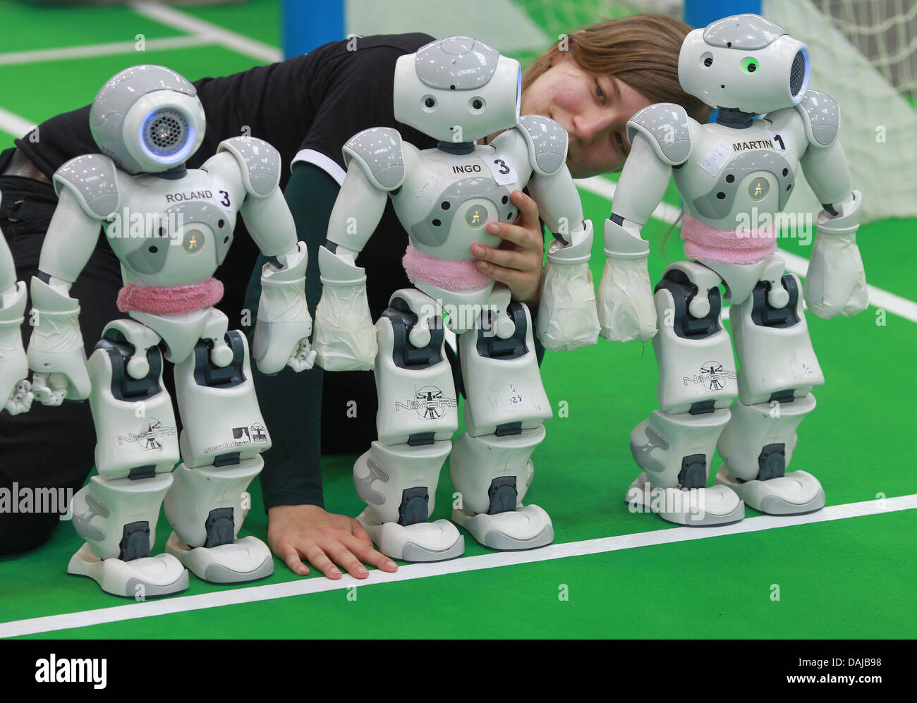 I robot del Team Nimbro da Bonn nella categoria 'Standard Platform League' sono innescata da Saskia Metzler per la loro concorrenza a 'RoboCup German Open 2011" a Magdeburgo (Germania), 31 marzo 2011. Fino a domenica 3 aprile, circa 1.100 scienziati di 14 paesi parteciperanno al campionato. Le macchine sono dotate di agire in modo autonomo e di comunicare gli uni con gli altri in riferiscono a prodotti Foto Stock