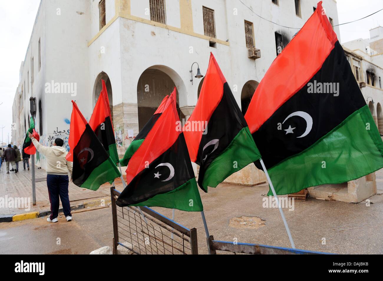 Un ribelle bandiere volare a Bengasi, Libia 01 aprile 2011. Dopo un paio di giorni di calma, i residenti di Bengasi paura rinnovati attacchi di Gheddafi truppe del. Foto: Maruizio Gambarini Foto Stock