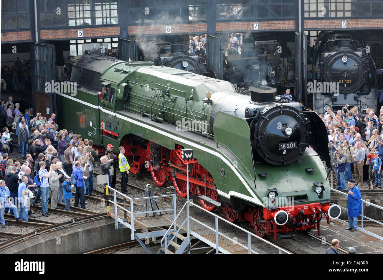 La più veloce del mondo funzionamento locomotiva a vapore, il DR 18201, che  viaggia fino a 182.5 kl/hr, sorge sul mozzo in corrispondenza del terzo  Dresden locomotiva a vapore incontro a Dresda,