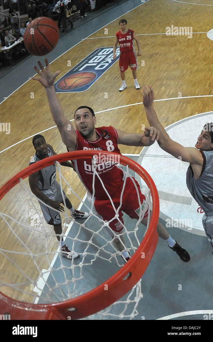 Bamberg's Predag Suput passa per un lay-up durante la BBL Cup semifinali gioco Artland Dragons rispetto a cestelli Brose Bamberg a Stechert-Arena a Bamberg in Germania, 02 aprile 2011. Bamberg ha vinto 101-93 e va a giocare a Braunschweig in finale. Foto: David Ebener Foto Stock