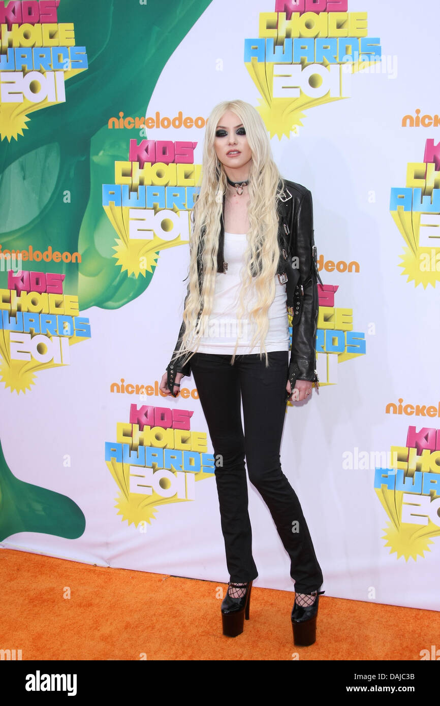 American teen attrice e cantante Taylor Momsen assiste il Nickelodeon Kids Choice Awards a Galen Center di Los Angeles, Stati Uniti d'America, 02 aprile 2011. Foto: Hubert Boesl Foto Stock