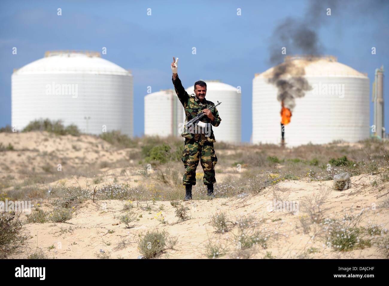 Libyan Freedom Fighters guard un terminale petrolifero sulla costa mediterranea in Az Zuwaytina, Libia, 04 aprile 2011. I residenti delle zone ribelli la speranza che la Libia di ricchi giacimenti di petrolio offrirà loro un buon futuro. Foto: MAURIZIO GAMBARINI Foto Stock