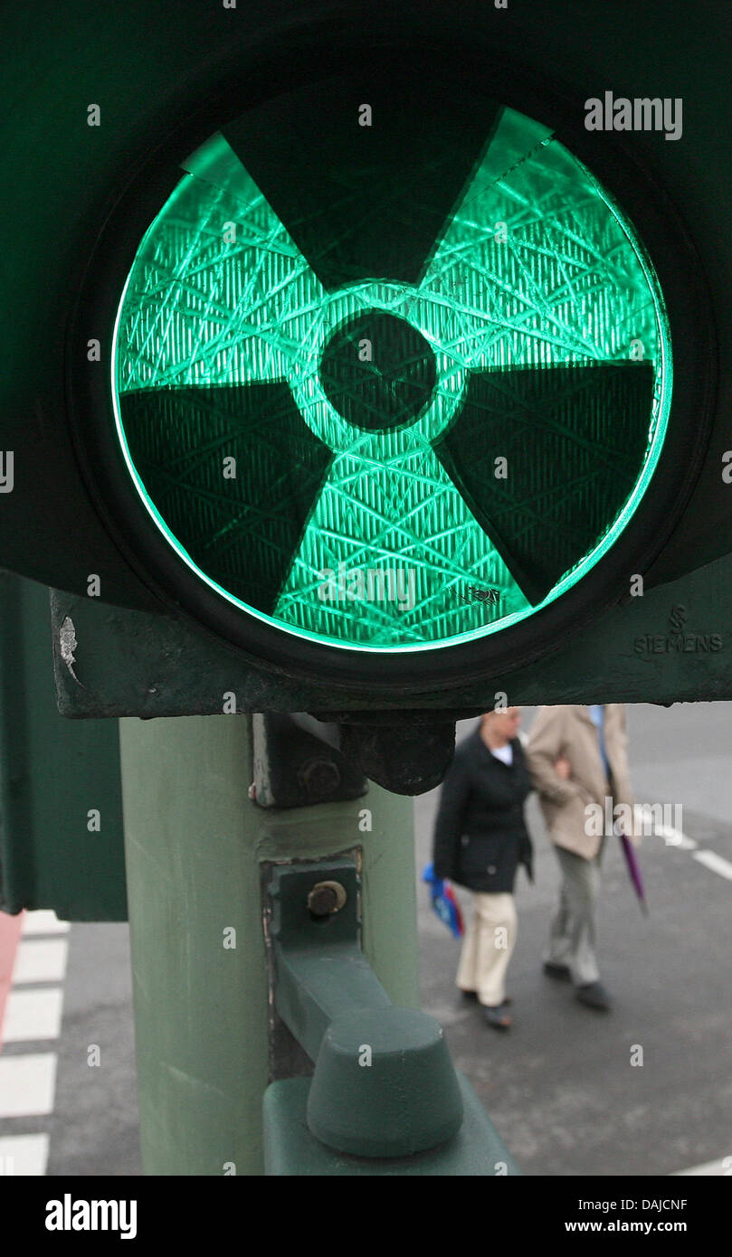 Il segno nucleare, un avvertimento per materiale radioavtive, è bloccato su un semaforo verde a Berlino, Germania, 04 aprile 2011. La Commissione etica safer approvvigionamento energetico' soddisfa con il cancelliere nel pomeriggio. Foto: Stephanie Pilick Foto Stock