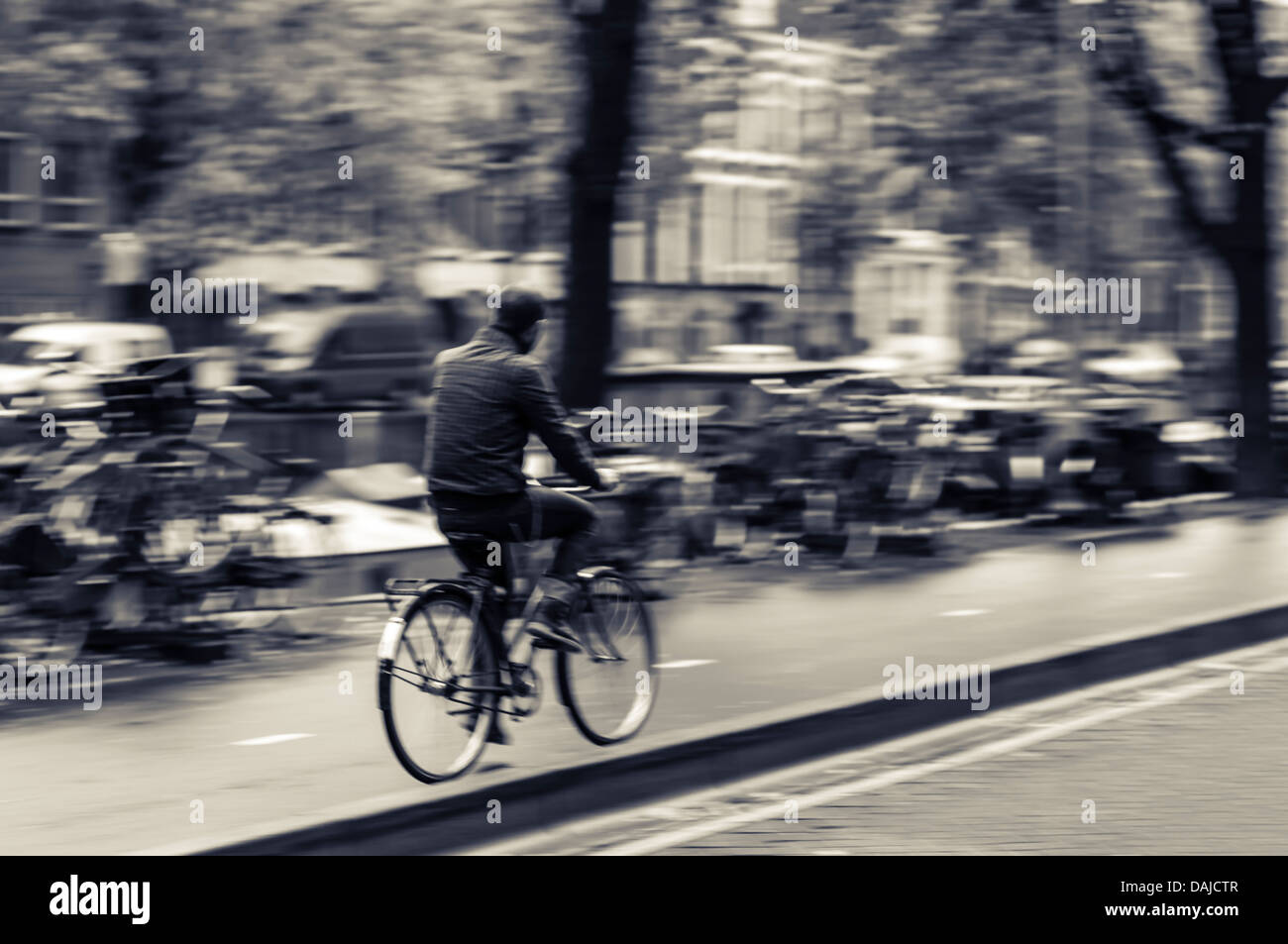 Un ciclista in Amsterdam Foto Stock