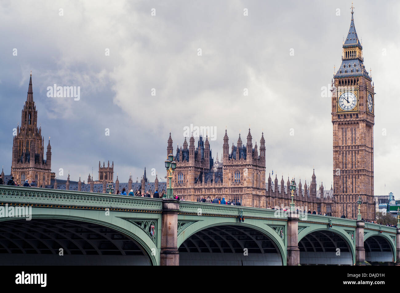 Big Ben, Westminster e il Westminster Bridge, Londra, sotto un grigio cielo tempestoso Foto Stock