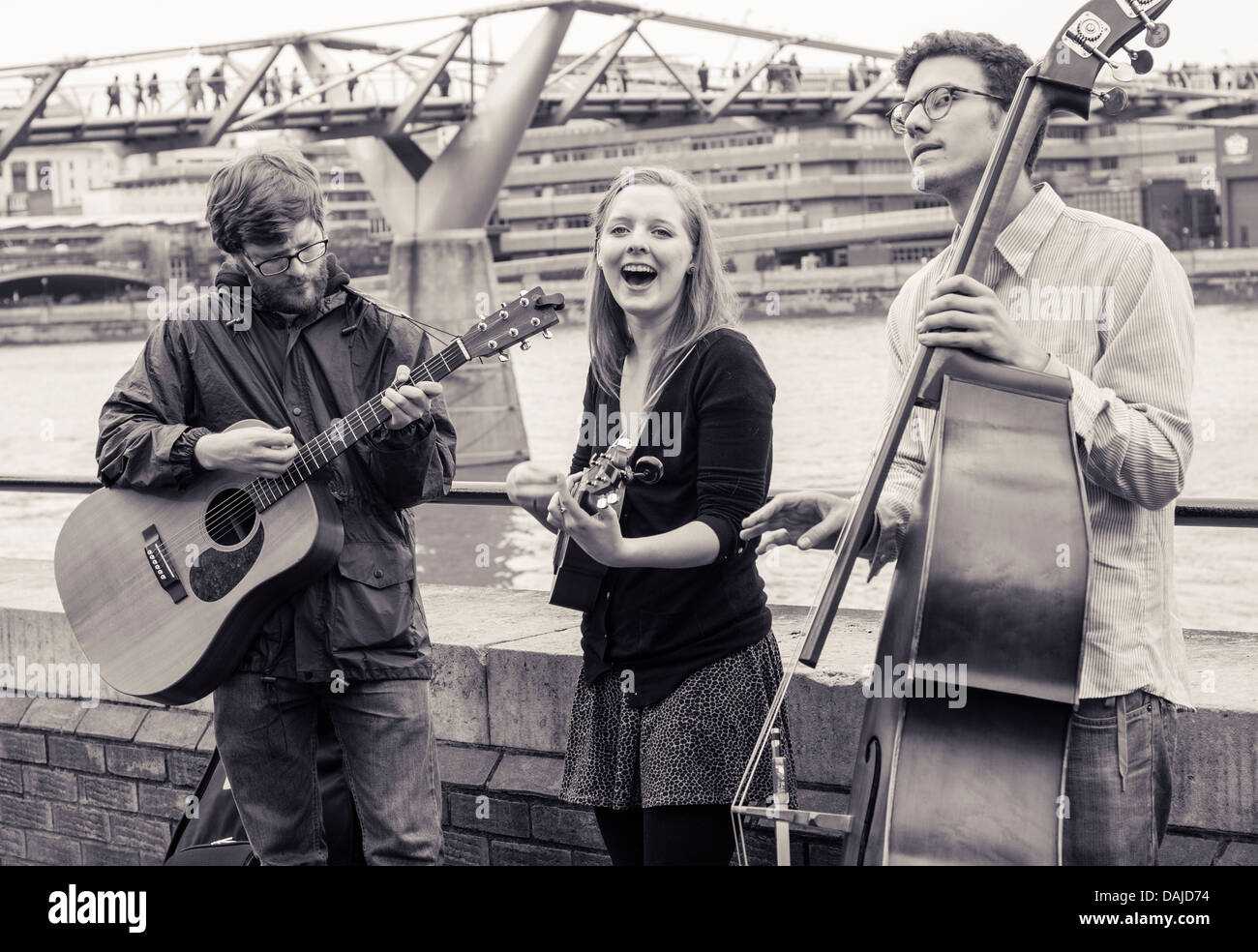 Un gruppo di musicisti che suonano musica di Southbank, Londra Foto Stock