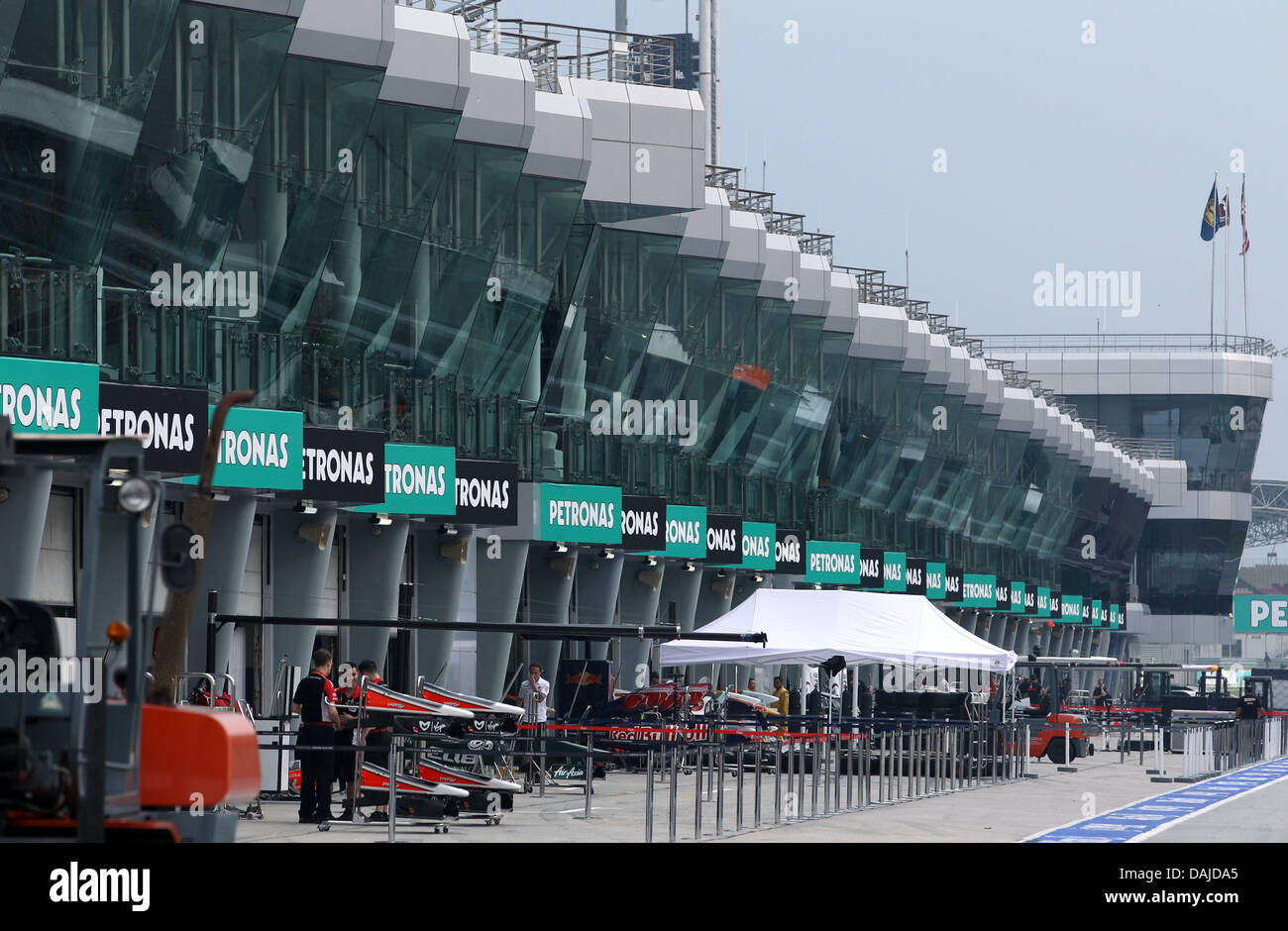 Le squadre si stanno preparando in pit lane sul circuito di Sepang al di fuori di Kuala Lumpur, Malesia, 06 aprile 2011. Il Gran Premio di Formula Uno di Malesia avrà luogo il 10 aprile 2011. Foto: Jens Buettner Foto Stock