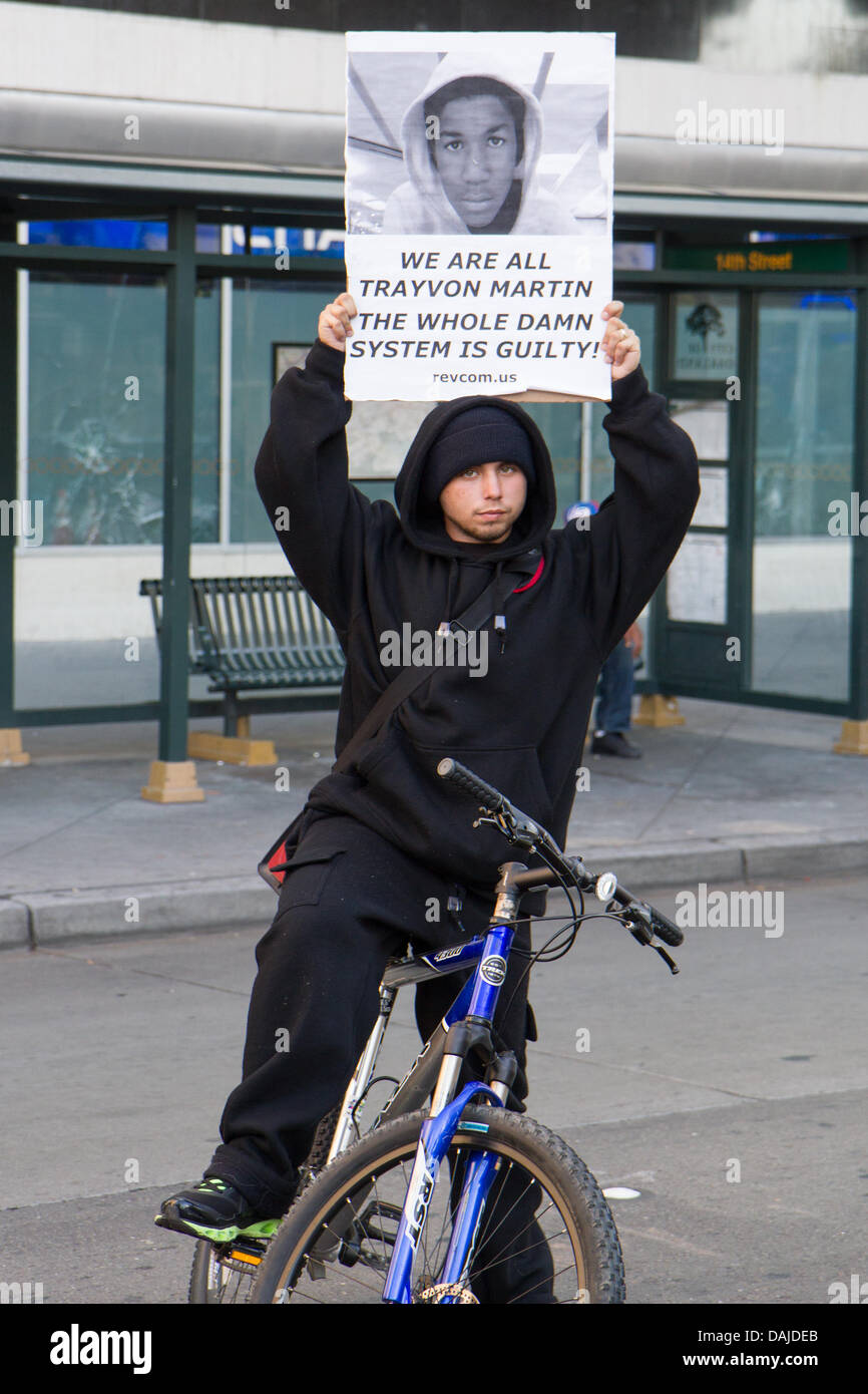 Oakland, la California, Stati Uniti d'America. 14 Luglio, 2013. Manifestanti hanno convocato vicino a Oakland City Hall di domenica pomeriggio prima di marciare per e dal West Oakland stazione BART. 14 luglio 2013 Credit: Giovanni Orvis/Alamy Live News Foto Stock