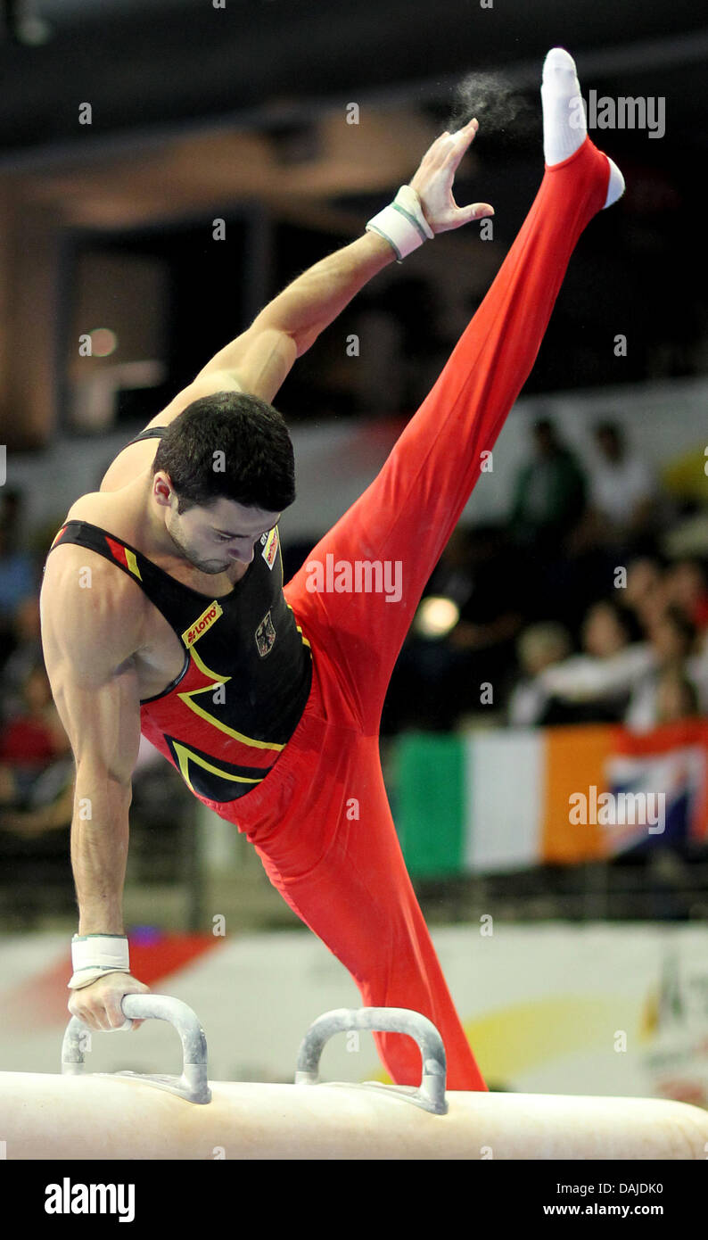 Robert Weber dalla Germania esegue un esercizio sulla volta cavallo durante gli uomini la qualificazione per la ginnastica europeo campionati a Max-Schmeling-Halle di Berlino, Germania, 07 aprile 2011. Foto: Jan Woitas Foto Stock