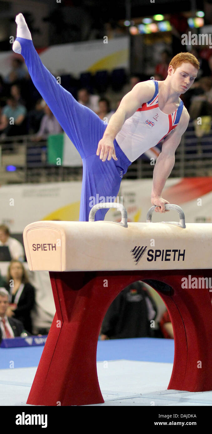 Daniel Purvis dalla Gran Bretagna esegue un esercizio sulla volta cavallo durante gli uomini la qualificazione per la ginnastica europeo campionati a Max-Schmeling-Halle di Berlino, Germania, 07 aprile 2011. Foto: Jan Woitas Foto Stock