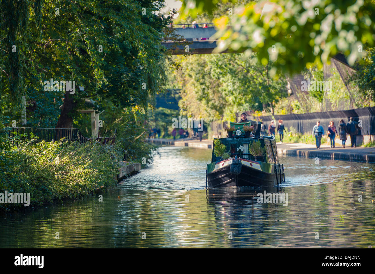 Longboat sul Regent's Canal, Londra Foto Stock