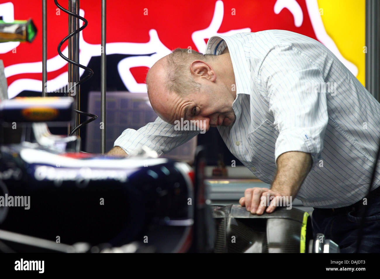 Red Bull Capo progettista Adrian Newey visto nel garage del team sul circuito di Sepang, al di fuori di Kuala Lumpur, Malesia, 07 aprile 2011. Il Gran Premio di Formula Uno di Malesia avrà luogo il 10 aprile 2011. Foto: Jens Buettner dpa Foto Stock