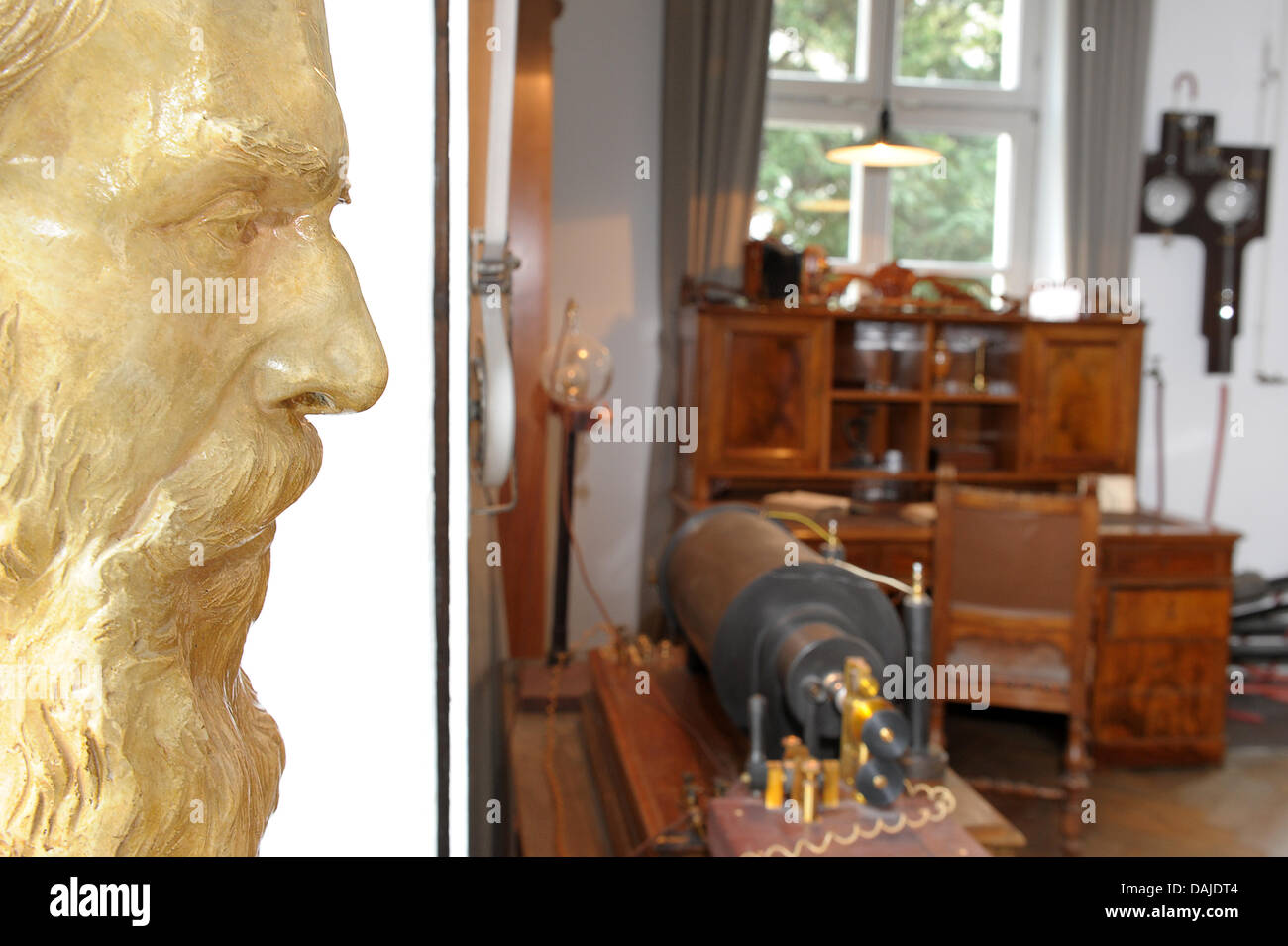 Una scultura del fisico Wilhelm Conrad Röntgen (1845-1923) guarda verso la scrivania originale dello scienziato al Roentgen memoriale a Würzburg, Germania, 26 marzo 2011. Roentgen ricercato a raggi X per la prima volta nel 1895. Foto: David Ebener Foto Stock