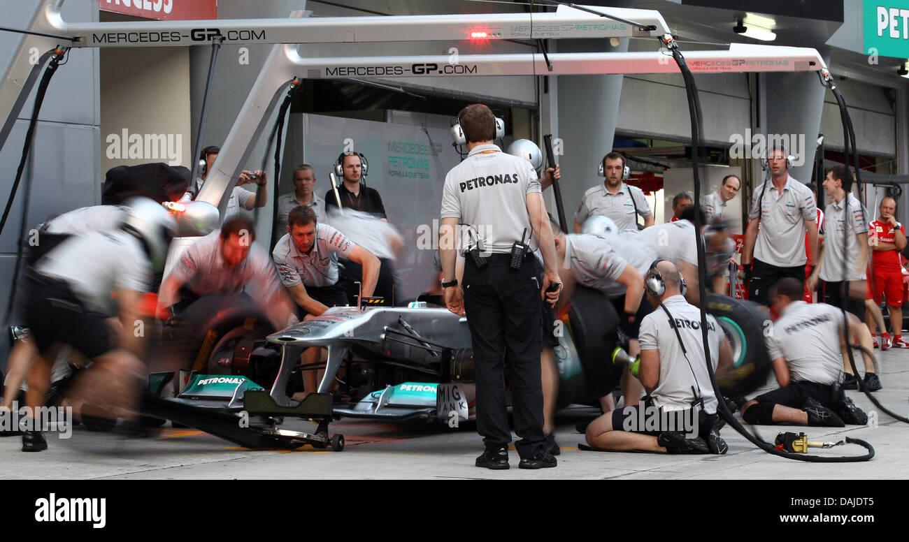 Meccanica della Mercedes GP esercizio pit stop sul circuito di Sepang, al di fuori di Kuala Lumpur, Malesia, 07 aprile 2011. Il Gran Premio di Formula Uno di Malesia avrà luogo il 10 aprile 2011. Foto: Jens Buettner dpa Foto Stock