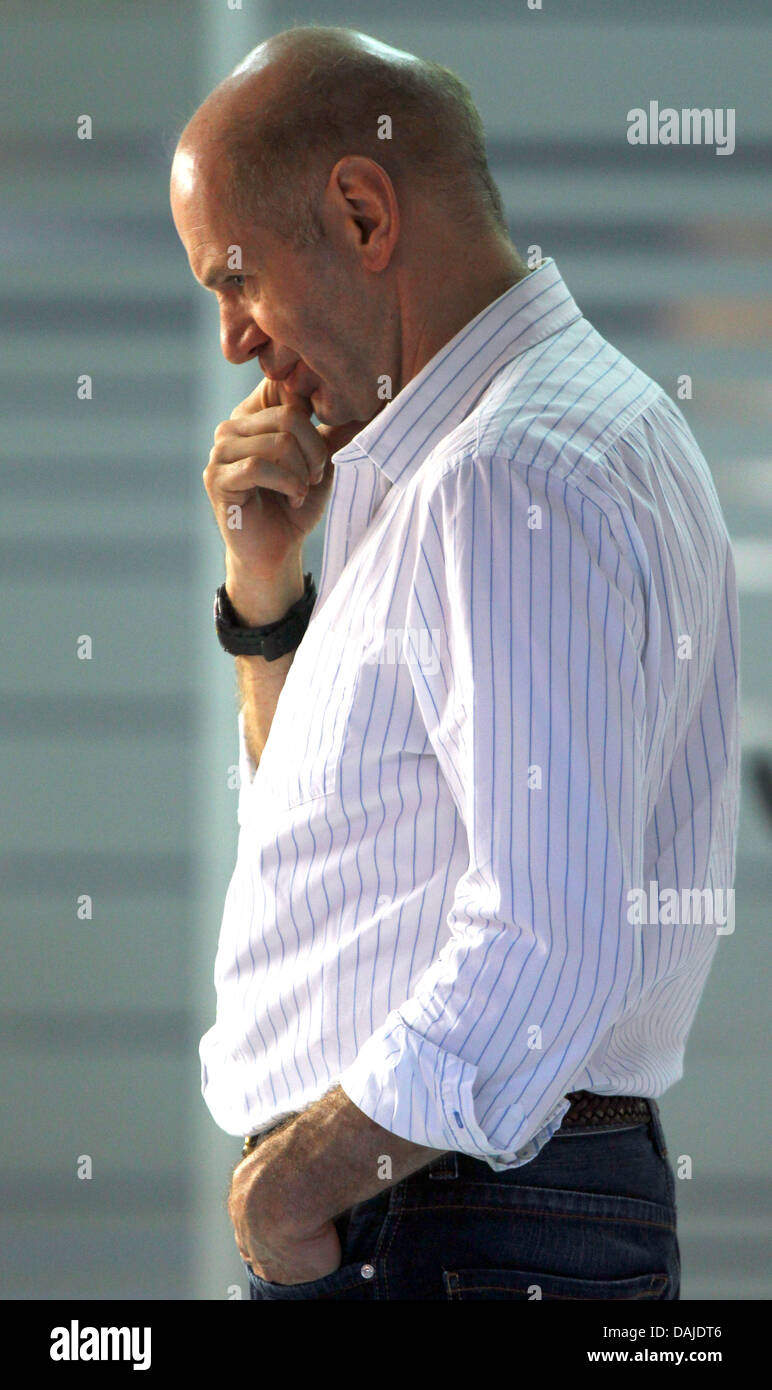 Red Bull Capo progettista Adrian Newey si vede nella teamgarage sul circuito di Sepang, al di fuori di Kuala Lumpur, Malesia, 07 aprile 2011. Il Gran Premio di Formula Uno di Malesia avrà luogo il 10 aprile 2011. Foto: Jens Buettner dpa Foto Stock