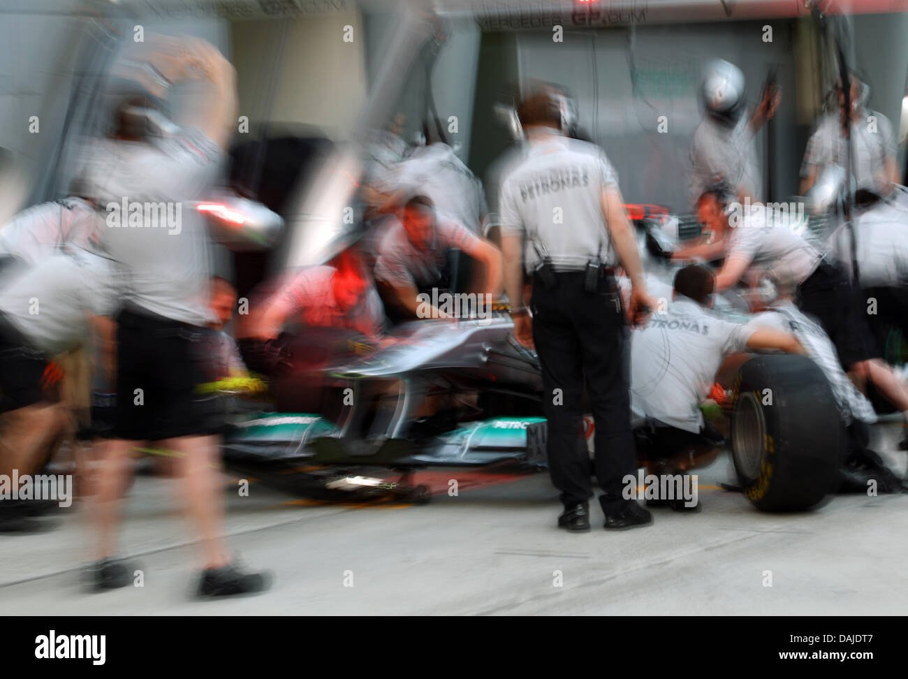 Meccanica della Mercedes GP esercizio pit stop sul circuito di Sepang, al di fuori di Kuala Lumpur, Malesia, 07 aprile 2011. Il Gran Premio di Formula Uno di Malesia avrà luogo il 10 aprile 2011. Foto: Jens Buettner dpa Foto Stock