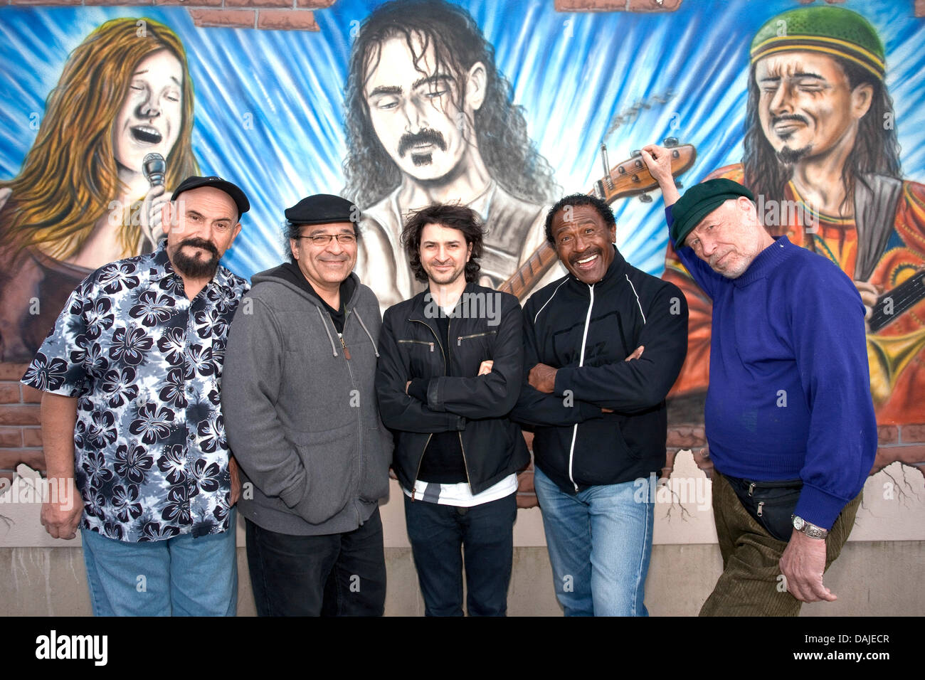 Membri della band il Grande madri Re:inventato, Roy Estrada (L-R), Chris Garcia, Robbie Mangano, Napoleon Murphy Brock e Don Preston, sono visti prima di un performand al Liveklub Tante Ju a Dresda, Germania, 01 aprile 2011. Foto: Andreas Weihs Foto Stock