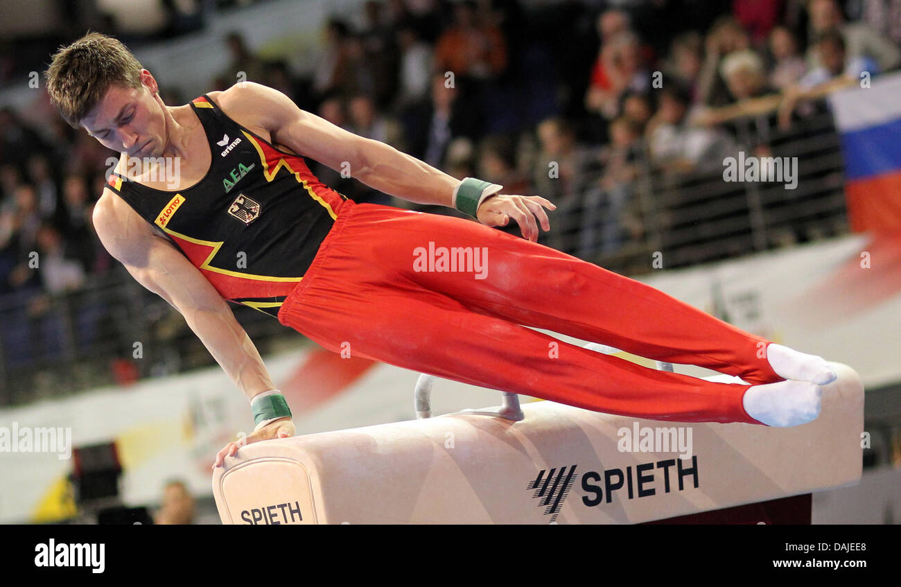 Il ginnasta Philipp Boy dalla Germania esegue sulla volta cavallo durante gli uomini tutto finale dell'Europeo campionati di ginnastica in Max-Schmeling-Hall di Berlino, Germania, 8 aprile 2011. Foto: Annibale Foto Stock
