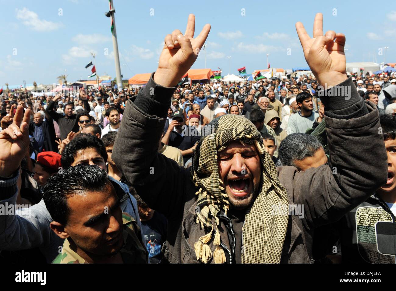 Migliaia di persone partecipano le preghiere del venerdì e i funerali di sei Libyan ribelli uccisi in una NATO attacco aereo a Bengasi, Libia, 08 aprile 2011. La NATO ha bombardato erroneamente un convo vehichle di anti-forze di Gheddafi giovedì e più di dieci i ribelli sono stati uccisi. Foto: MAURIZIO GAMBARINI Foto Stock