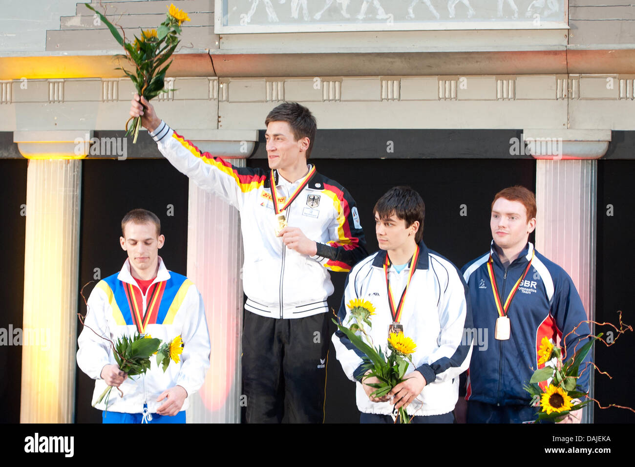 I ginnasti Flavius Koczi dalla Romania (L) in secondo luogo, primo posto Philipp Boy dalla Germania (2 L), e due terzo posto Mikola Kuksenkov dall'Ucraina (2 dal R) e Daniel Purvis dalla Gran Bretagna (R) celebrare durante la cerimonia di premiazione degli uomini tutto finale dell'Europeo campionati di ginnastica nei Sony Centre di Berlino, Germania, 8 aprile 2011. Foto: Tobias K Foto Stock