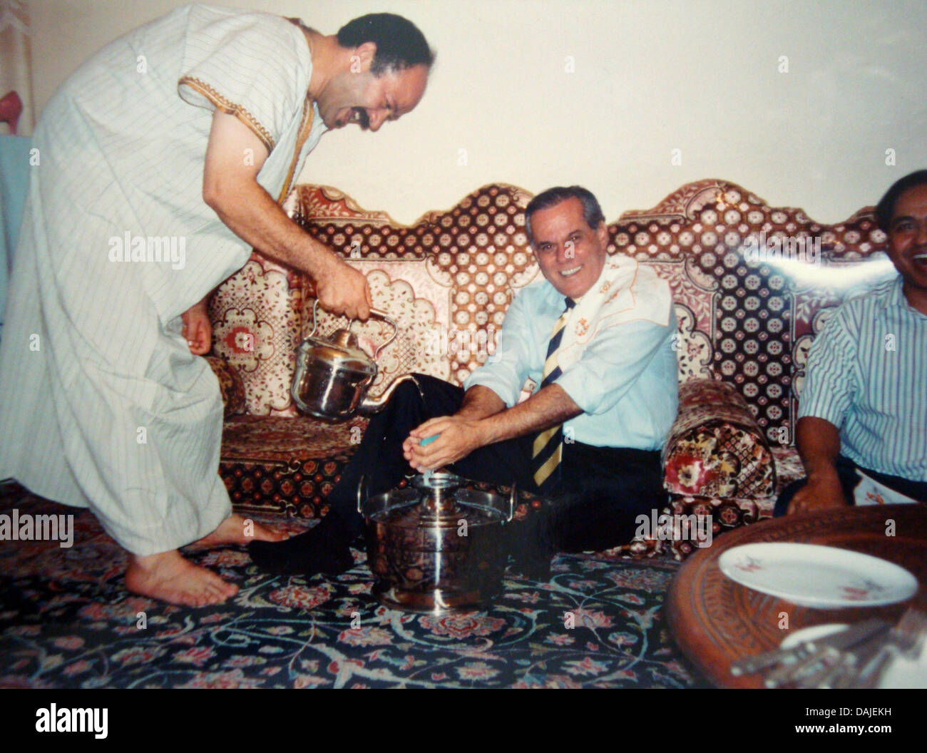 Der brasilianische Arzt Liacyr Ribeiro (M), aufgenommen 1994 bei seinem Aufenthalt in Tripolis. Mitte der 1990er Jahre wurde Ribeiro, seinen Angaben nach, nach Libyen eingeladen, wo er Revolutionsführer Muammar al-Gheddafi in dessen Bunker in Tripolis operierte. (Zu dpa-Korr 'Chirurg lüftet Geheimnis über Gaddafis Schönheits-OP') ACHTUNG ! Verwendung nur zu redaktionellen Zwecken bei Foto Stock