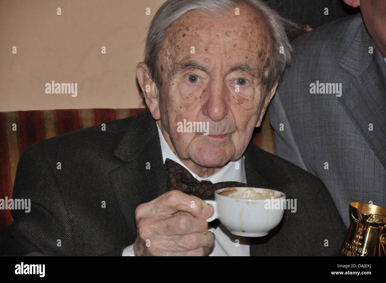Leopoldo Hawelka beve una tazza di caffè nella sua casa di caffè 'Cafe Hawelka' a Vienna, Austria, 08 aprile 2011. Egli è la quintessenza della cultura del caffè a Vienna e celebrerà il suo centesimo compleanno il 11 aprile. Foto: Irmgard Rieger Foto Stock