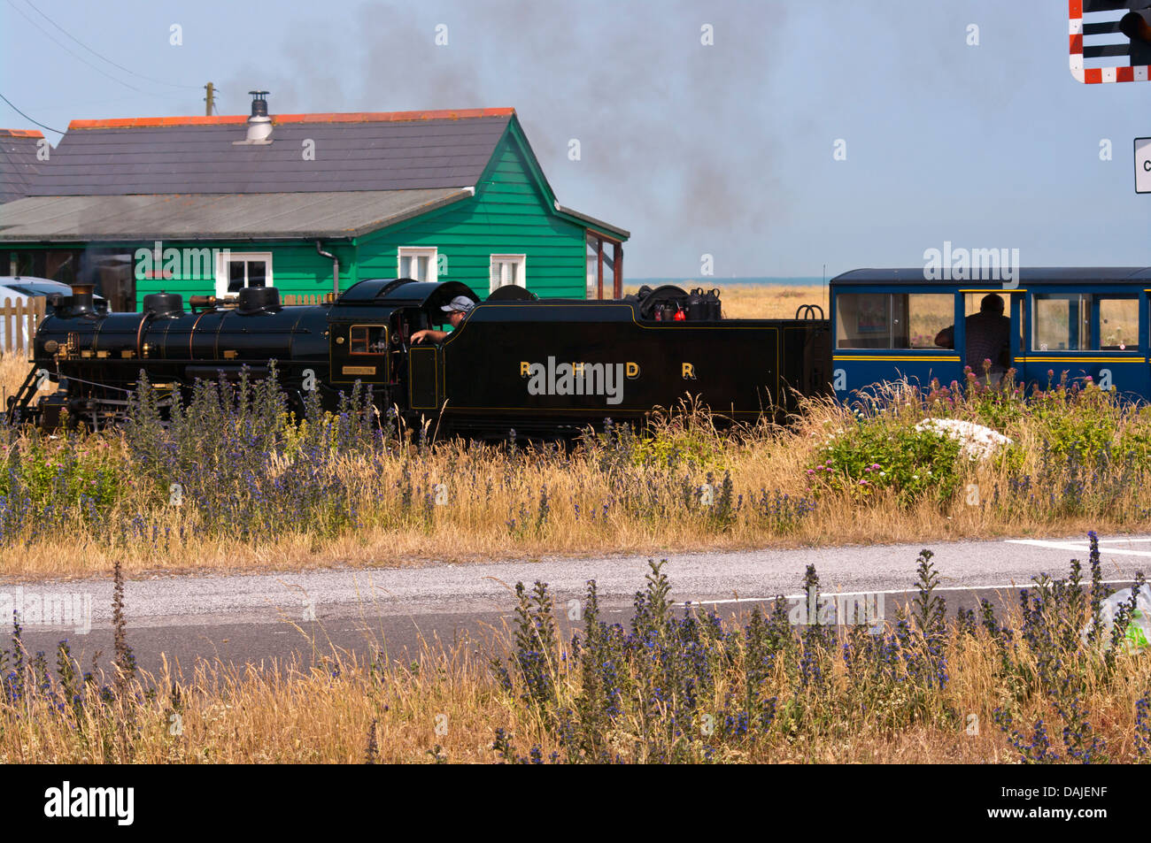 Romney Hythe e Dymchurch vapore in miniatura locomotore ferroviario treno medico Syn a Dungeness Kent REGNO UNITO Foto Stock