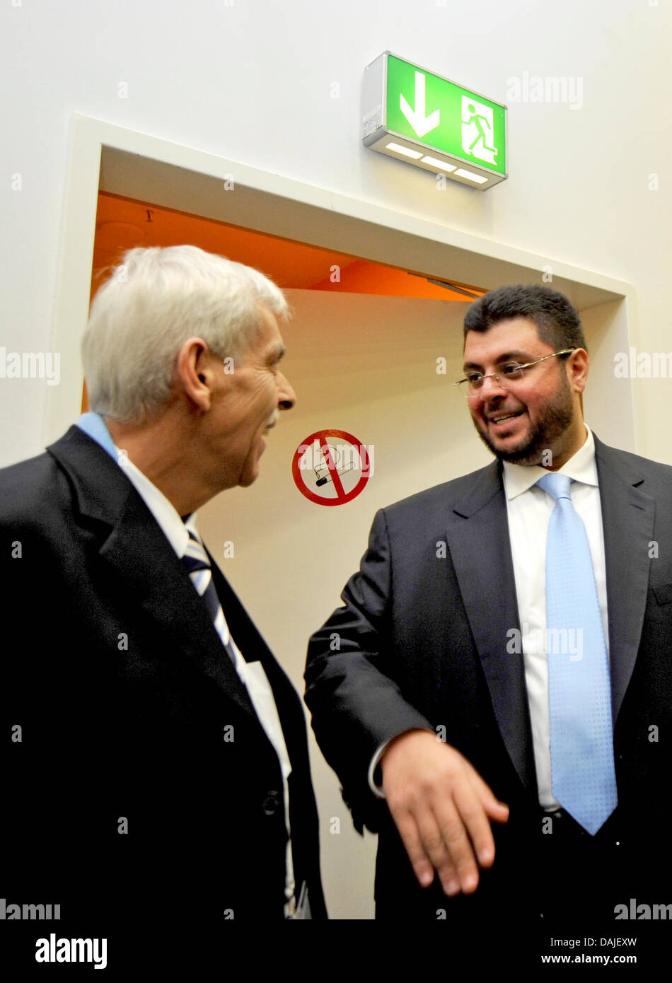 Il le imprese giordane imprenditore Abdullah Ismaik (R), un potenziale nuovo investitore nella seconda divisione della Bundesliga club di calcio TSV 1860 Monaco di Baviera, parla con il presidente del club di calcio Dieter Schneider (L) in una sala conferenze presso il Allianz-Arena Soccer Stadium di Monaco di Baviera, Germania, 09 aprile 2011. Ismaik può investire diversi milioni di euro nel club, che è threatend da bankruptc Foto Stock