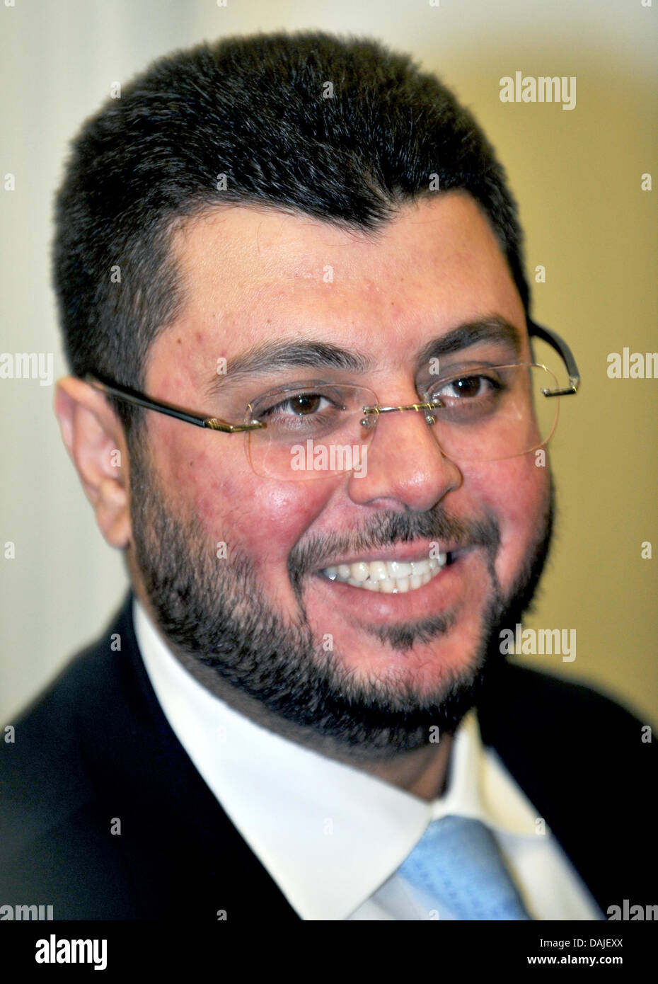 Il le imprese giordane imprenditore Abdullah Ismaik, un potenziale nuovo investitore nella seconda divisione della Bundesliga club di calcio TSV 1860 Monaco di Baviera, sorrisi come frequenta i colloqui riguardanti il futuro del club di calcio in una sala conferenze presso il Allianz-Arena Soccer Stadium di Monaco di Baviera, Germania, 09 aprile 2011. Ismaik può investire diversi milioni di euro nel club, che è threatend dalla bancarotta Foto Stock