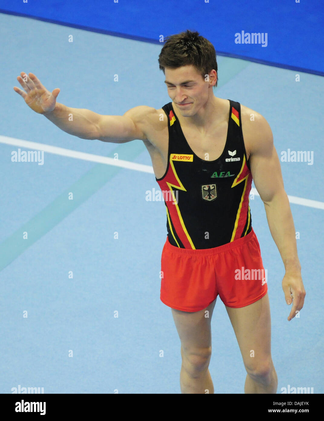 Atleta tedesco Philipp Boy onde e sorrisi durante l'uomo apparato finali del 2011 Ginnastica Campionati Europei al Max-Schmeling-Halle impianto sportivo a Berlino, Germania, 9 aprile 2011. Foto: Hannibal Hanschke Foto Stock