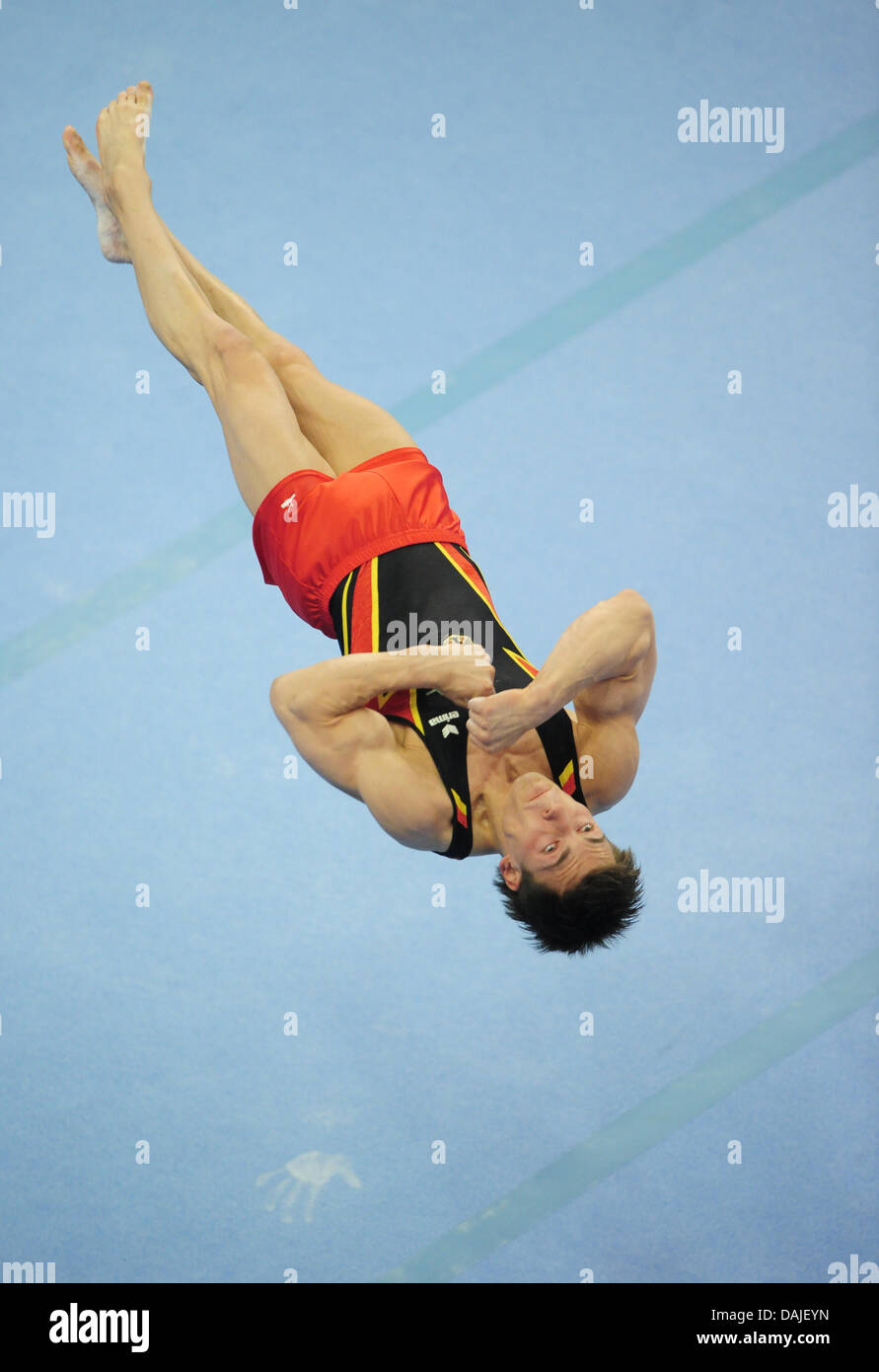 Atleta tedesco Philipp Boy in azione durante l'uomo apparato finali del 2011 Ginnastica Campionati Europei al Max-Schmeling-Halle impianto sportivo a Berlino, Germania, 9 aprile 2011. Foto: Hannibal Hanschke Foto Stock