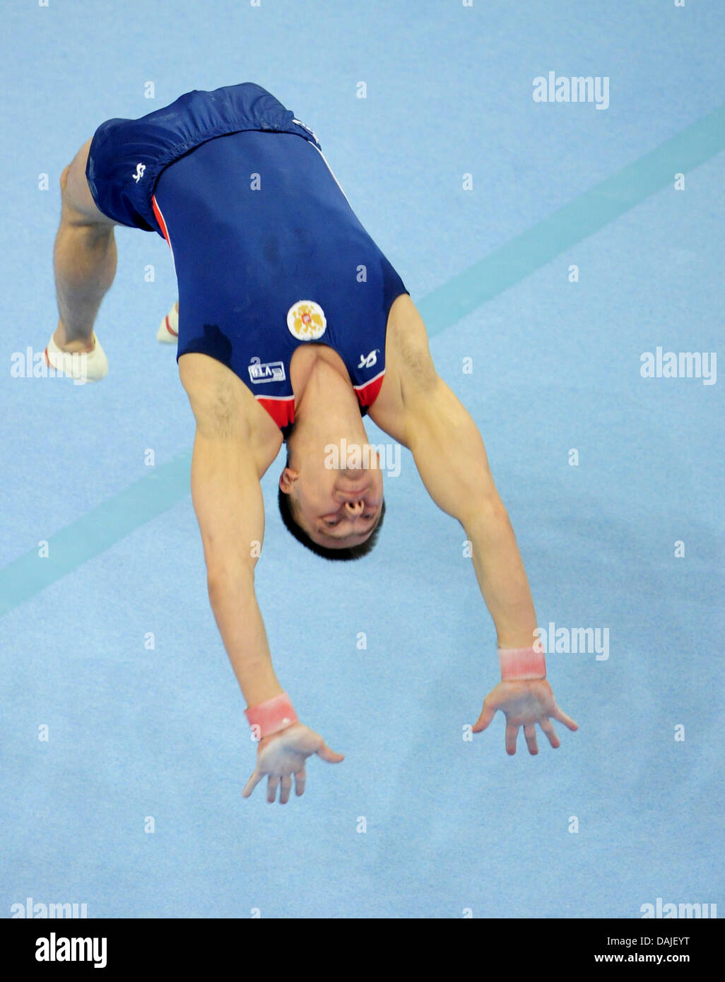 Atleta russo Anton Golotsutskov in azione durante l'uomo apparato finali del 2011 Ginnastica Campionati Europei al Max-Schmeling-Halle impianto sportivo a Berlino, Germania, 9 aprile 2011. Foto: Hannibal Hanschke Foto Stock