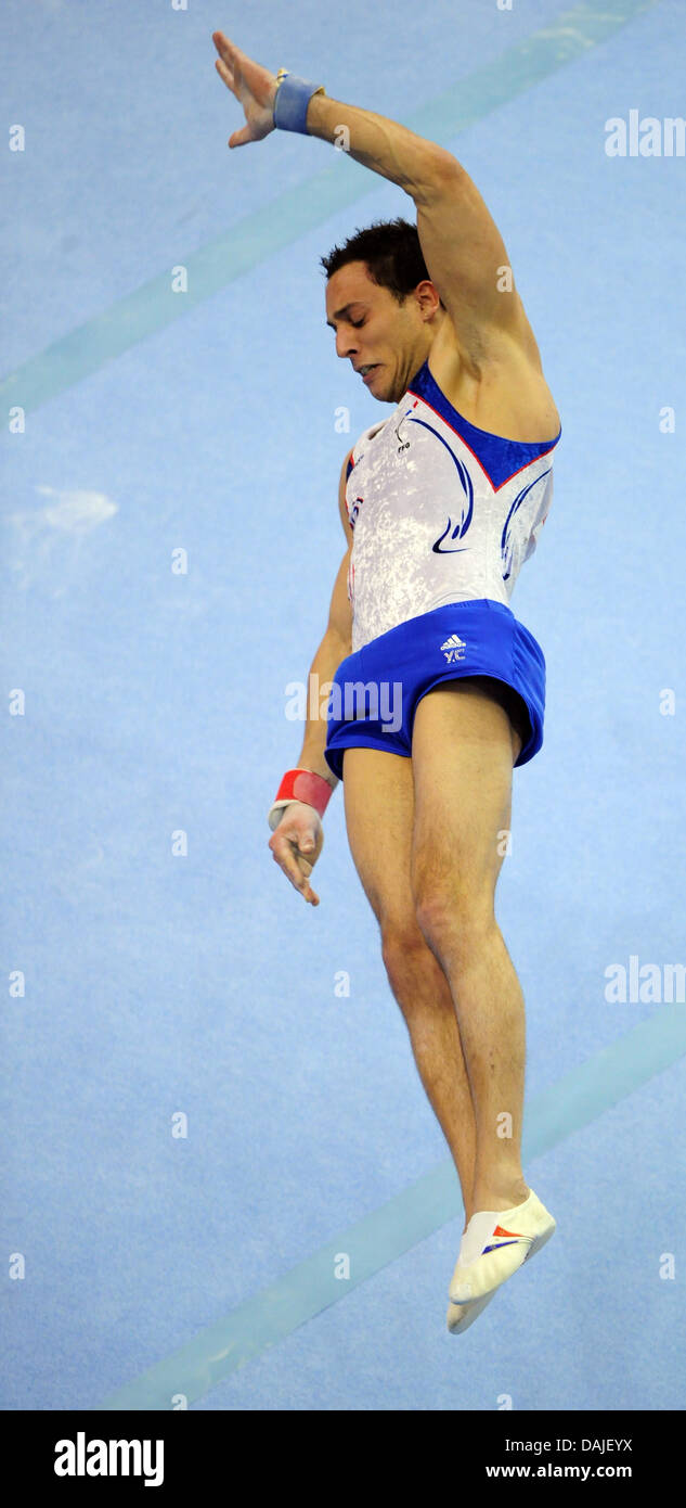 Atleta francese Thomas Bouhail in azione durante l'uomo apparato finali del 2011 Ginnastica Campionati Europei al Max-Schmeling-Halle impianto sportivo a Berlino, Germania, 9 aprile 2011. Foto: Hannibal Hanschke Foto Stock