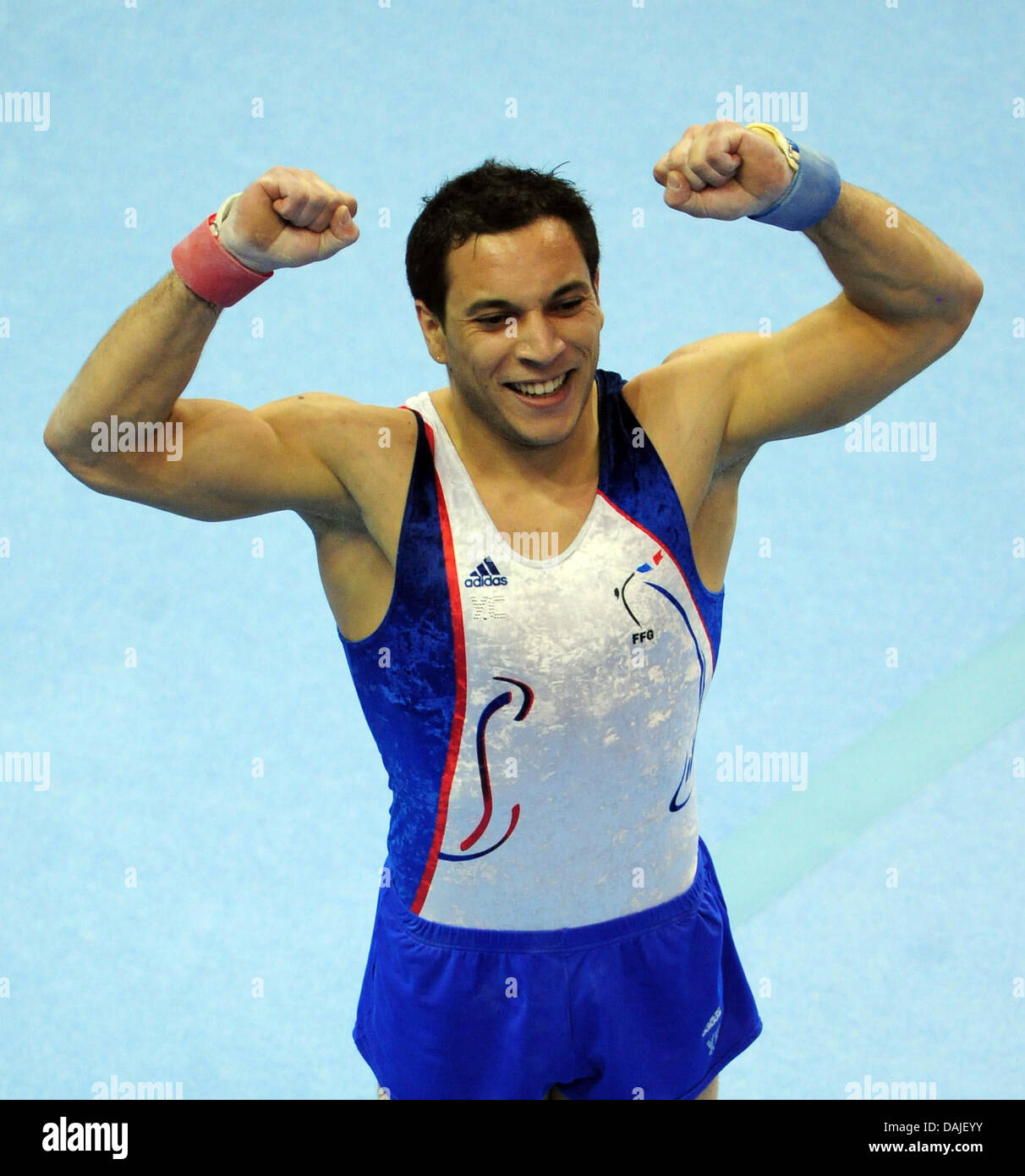 Atleta francese Thomas Bouhail cheers dopo uomini della apparecchiatura finali del 2011 Ginnastica Campionati Europei al Max-Schmeling-Halle impianto sportivo a Berlino, Germania, 9 aprile 2011. Foto: Hannibal Hanschke Foto Stock