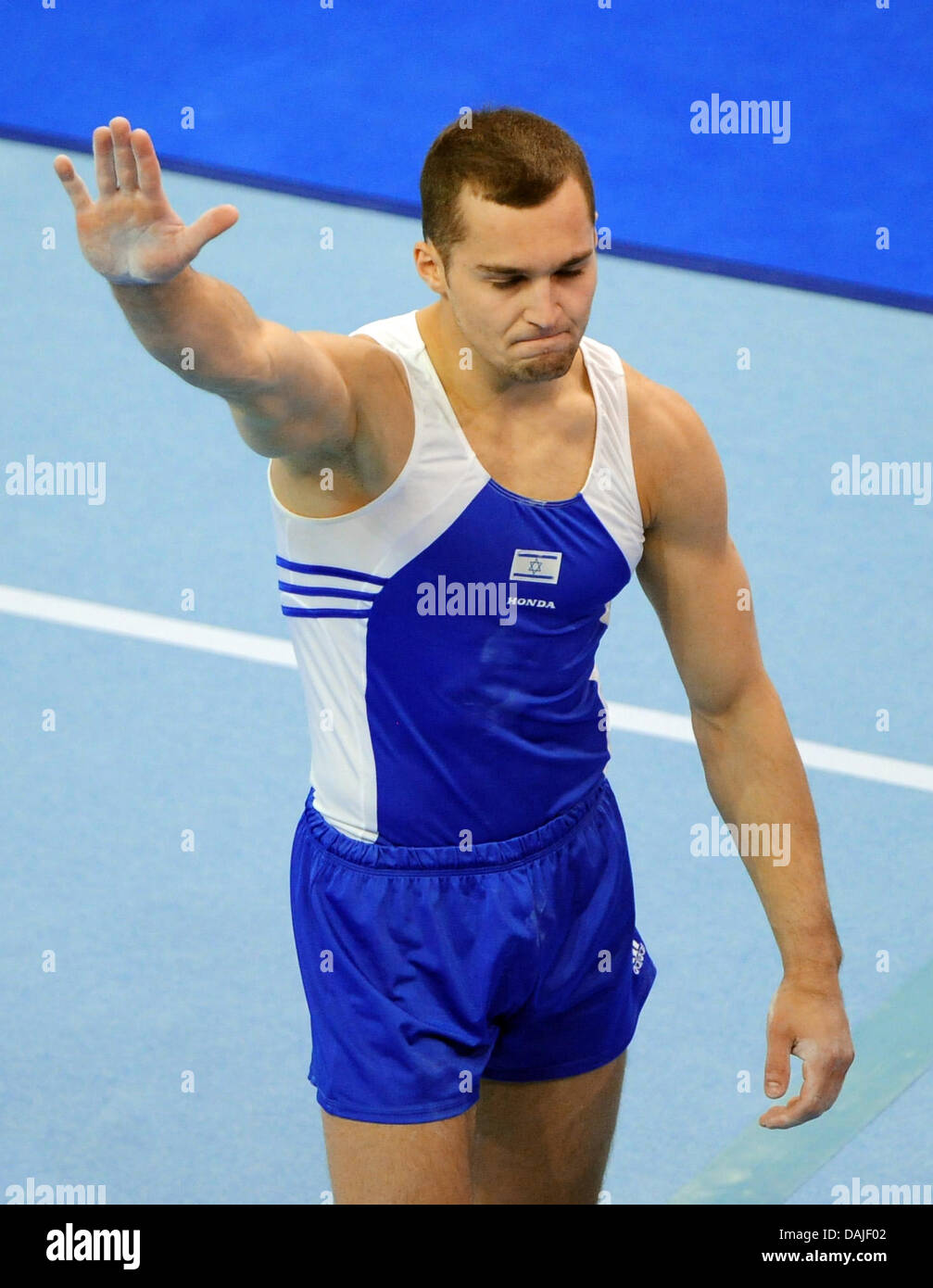 Atleta israeliano Alexander Shatilov onde dopo la sua prestazione durante l'uomo apparato finali del 2011 Ginnastica Campionati Europei al Max-Schmeling-Halle impianto sportivo a Berlino, Germania, 9 aprile 2011. Foto: Hannibal Hanschke Foto Stock