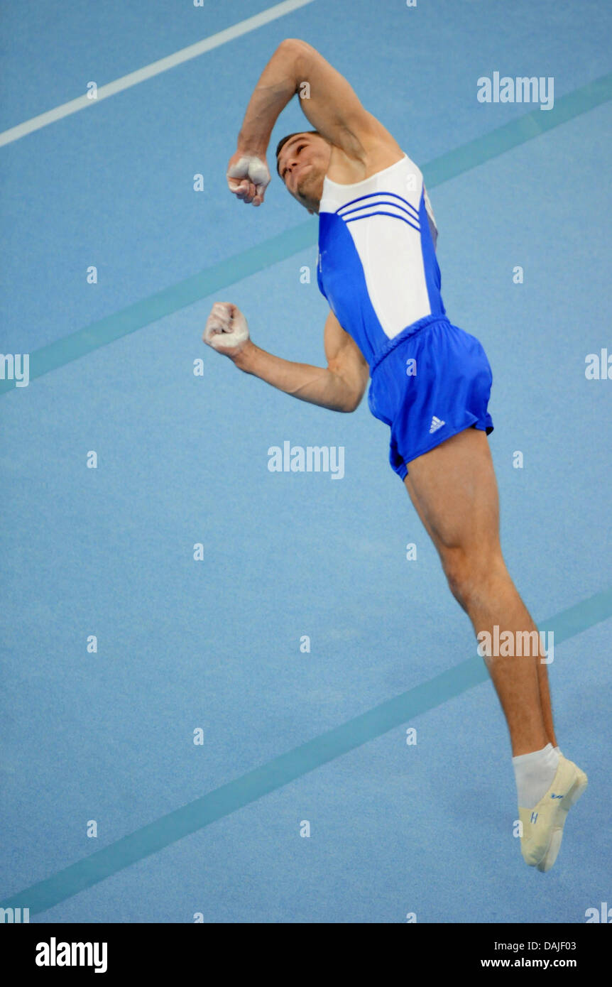 Atleta israeliano Alexander Shatilov in azione durante l'uomo apparato finali del 2011 Ginnastica Campionati Europei al Max-Schmeling-Halle impianto sportivo a Berlino, Germania, 9 aprile 2011. Foto: Hannibal Hanschke Foto Stock