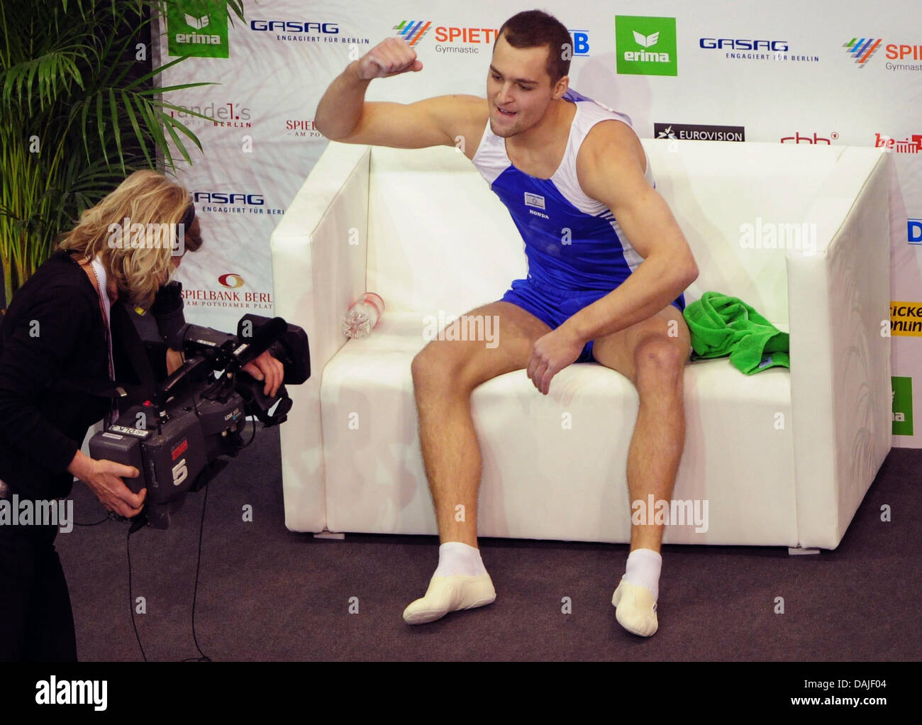 Atleta israeliano Alexander Shatilov cheers e juiblates dopo la sua performance durante gli uomini apparecchiatura finali del 2011 Ginnastica Campionati Europei al Max-Schmeling-Halle impianto sportivo a Berlino, Germania, 9 aprile 2011. Foto: Hannibal Hanschke Foto Stock