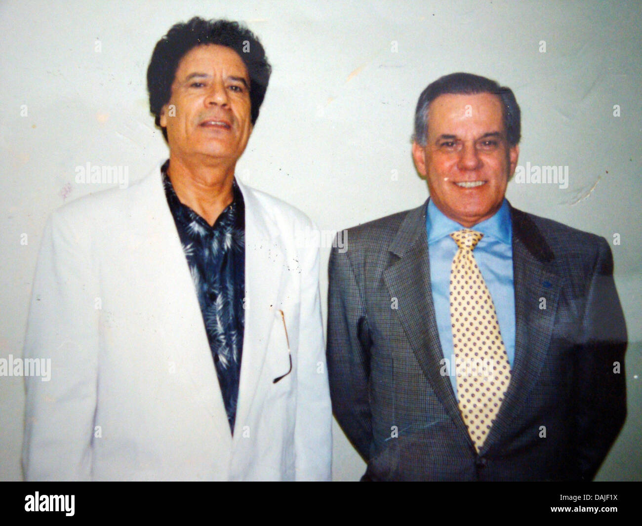 Der brasilianische Arzt Liacyr Ribeiro (r) und Libyens Revolutionsführer Muammar al-Gaddafi, aufgenommen 1994 in Tripolis. Mitte der 1990er Jahre wurde Ribeiro, seinen Angaben nach, nach Libyen eingeladen, wo er Revolutionsführer Muammar al-Gheddafi in dessen Bunker in Tripolis operierte. (Zu dpa-Korr 'Chirurg lüftet Geheimnis über Gaddafis Schönheits-OP') ACHTUNG ! Verwendung nur zu Foto Stock