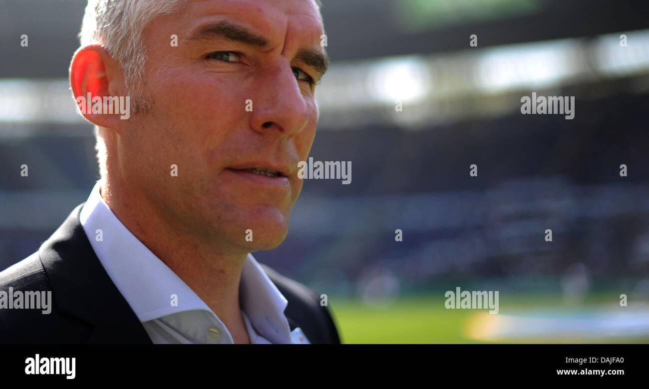 Hannover è capo allenatore Mirko Slomka arriva allo stadio prima della Bundesliga partita di calcio tra Hannover 96 vs 1 FSV Mainz 05 presso il AWD Arean ad Hannover, Germania, 9 aprile 2011. Foto: Julian Stratenschulte Foto Stock