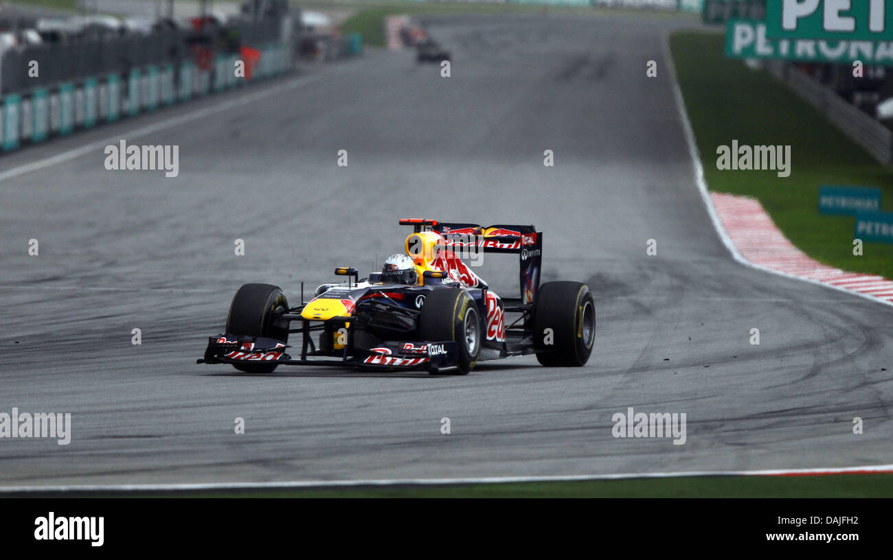 Tedesco di Formula Uno pilota Sebastian Vettel della Red Bull manzi la sua auto attraverso una curva dopo l'inizio della Formula Uno il Gran Premio della Malesia sul circuito di Sepang, al di fuori di Kuala Lumpur, Malesia, 10 aprile 2011. Foto: Jens Buettner dpa Foto Stock