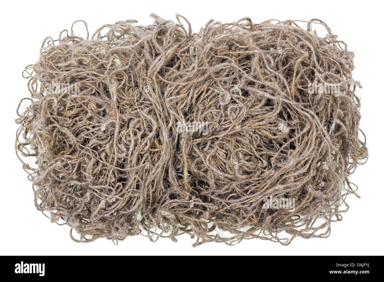 Il concetto di caos organico. Tangled corda della natura di lino. Isolato su bianco Foto Stock