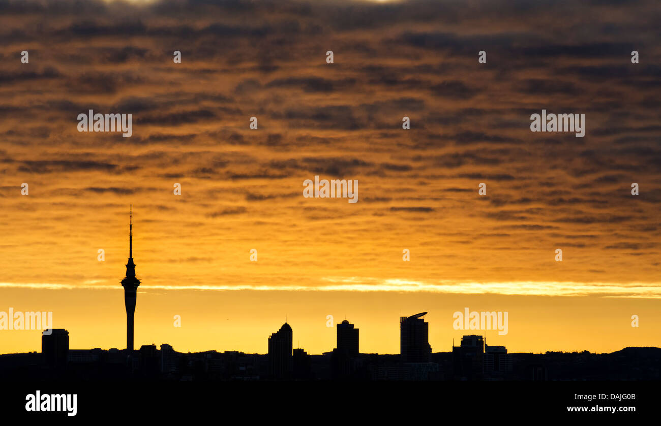 Fiery cielo di Auckland city centre Foto Stock