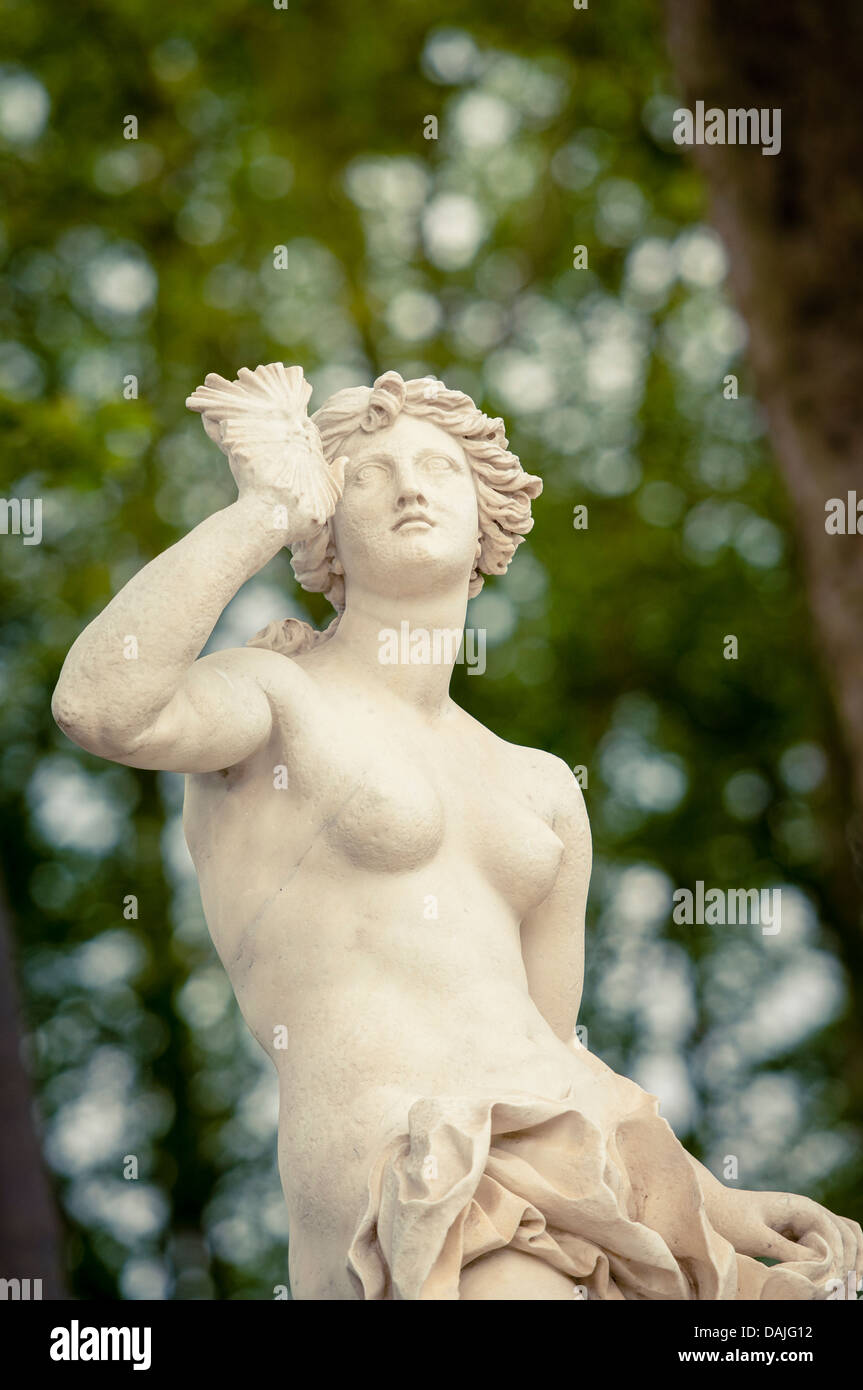 Una statua nel giardino della reggia di Versailles, Francia Foto Stock