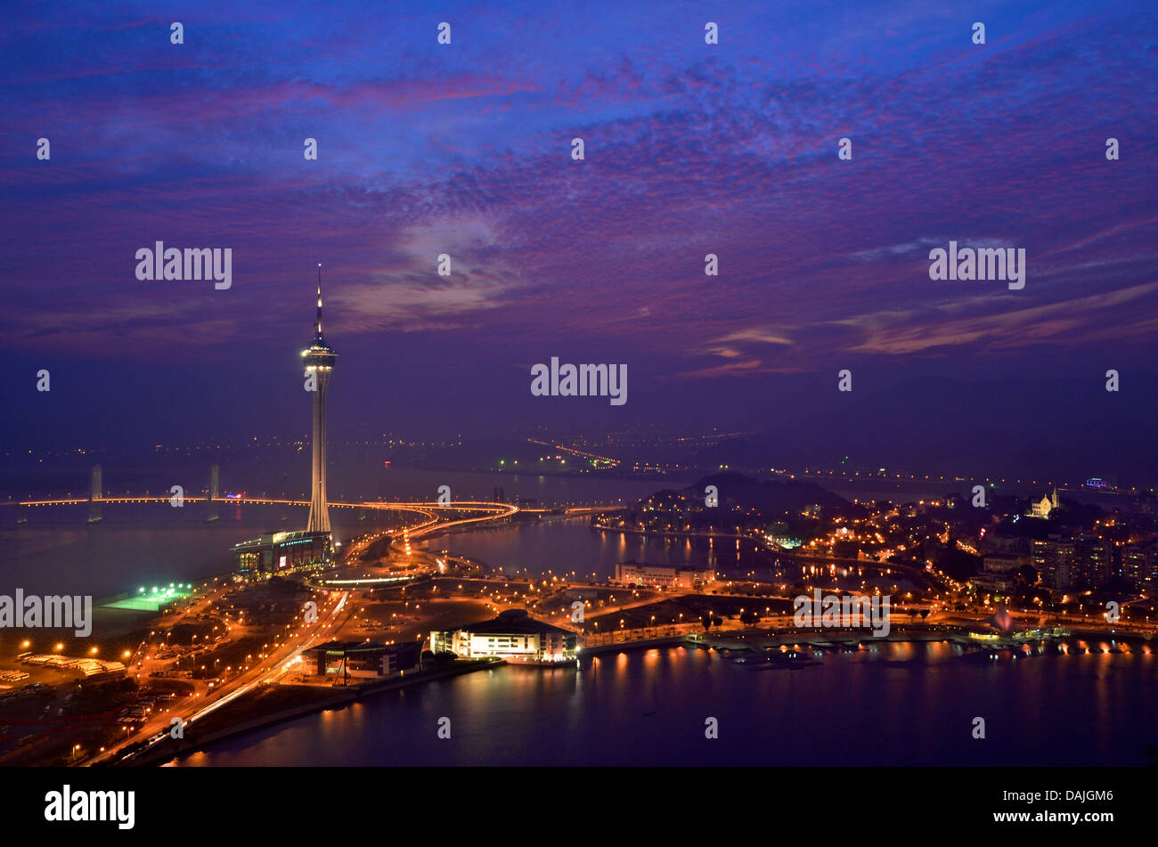Una visione notturna di Macao, con gli illuminati Macau Tower e sai Van Bridge. Foto Stock