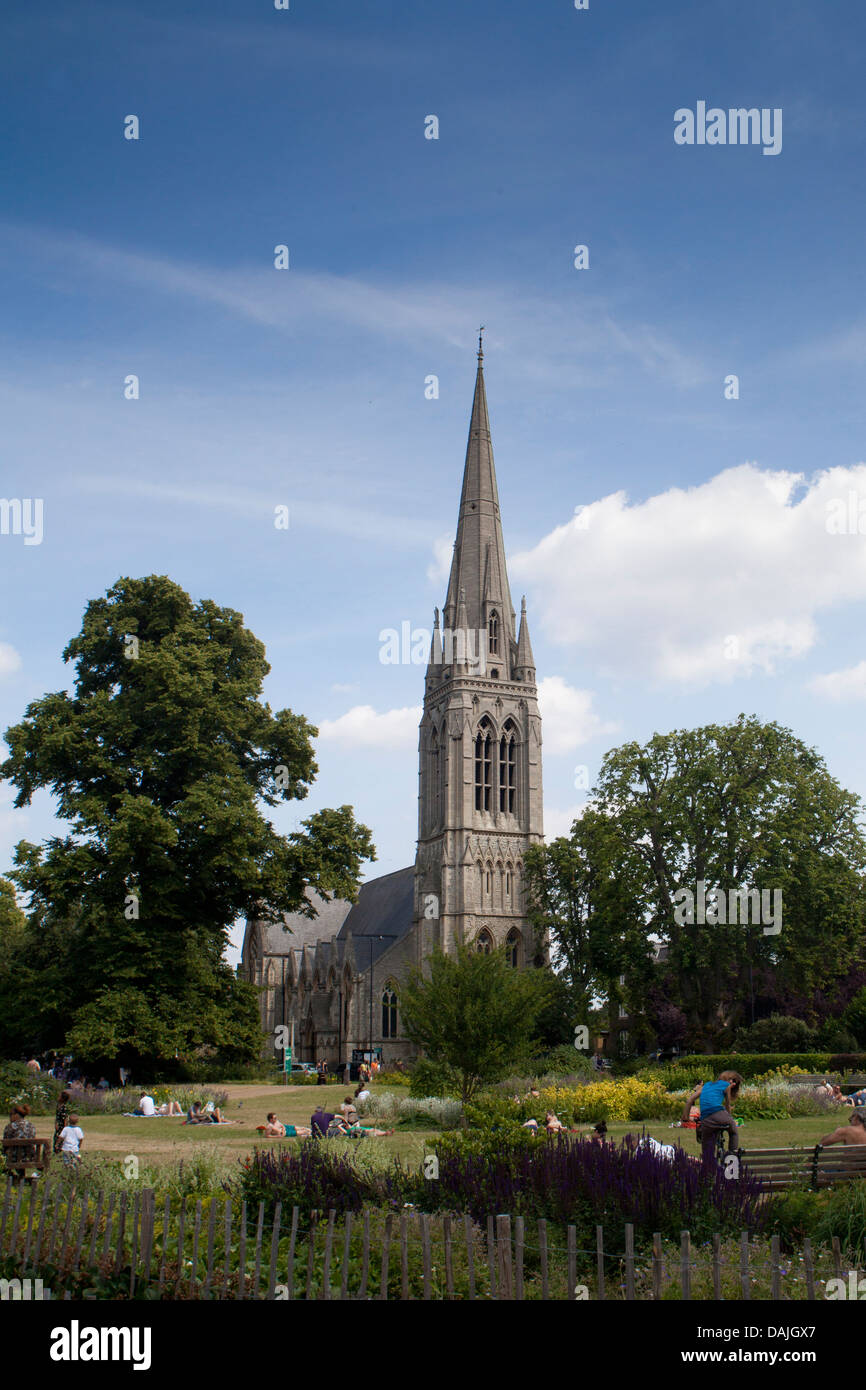 Vista di St Mary Church su Church Street, Stoke Newington da Clissold Park Foto Stock