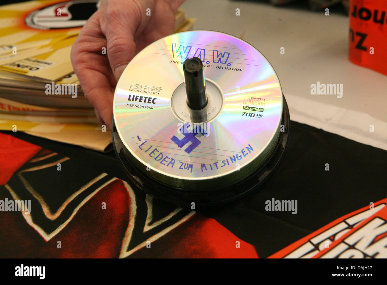 Materiali confiscati dagli estremisti di destra, gruppo "Freie Kraefte Teltow-Flaeming' ('forze libere Teltow-Flaeming'), sono visualizzati i giornalisti ad una conferenza stampa tenuta dal Land di Brandeburgo il ministero dell'Interno a Potsdam, Germania, 11 aprile 2011. Brandeburgo il Ministro degli Interni Woidke (SPD) vietato l'estremista di destra gruppo nello stesso giorno. Foto: NESTOR BACHMANN Foto Stock