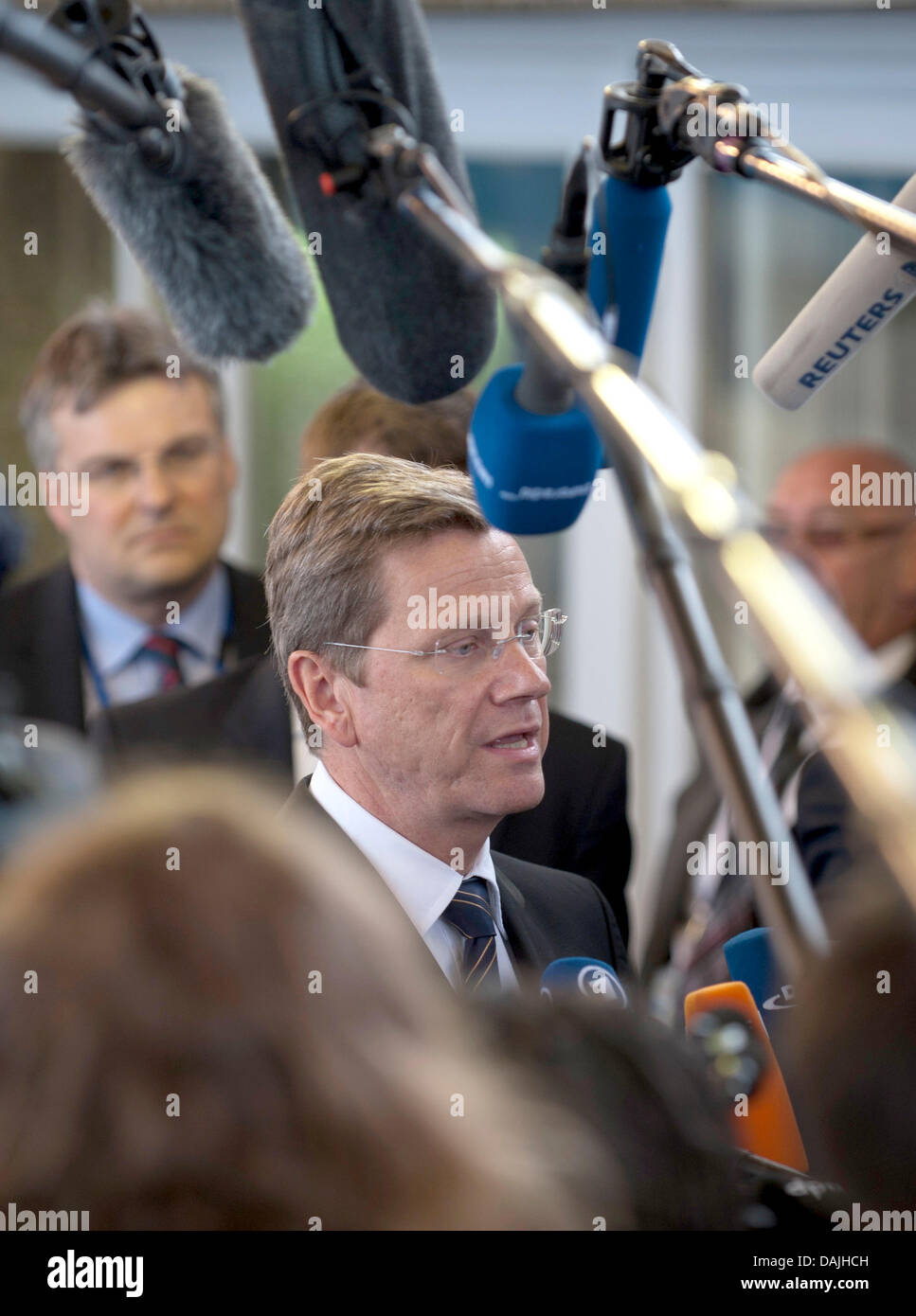 Ministro federale degli affari esteri Guido Westerwelle viene intervistato da jourtnalists mentre arrivando alla riunione dei Ministri degli Esteri UE a Lussemburgo, 12 aprile 2011. I politici consultare sulla situazione in Libia. Foto: PEER GRIMM Foto Stock