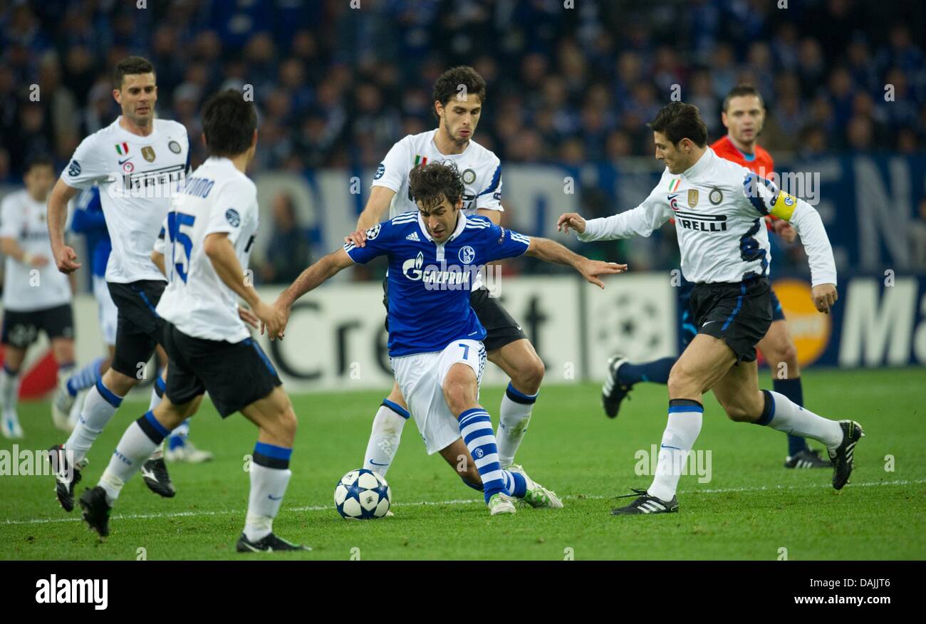 Schalke's Raul (C) e dell'Inter in Thiago Motta, Yuto Nagatomo, Andrea Ranocchia e Javier Zanetti (L-R) si contendono la palla durante la Champions League quarti di finale della seconda gamba match tra FC Schalke 04 e Inter al Veltins-Arena a Gelsenkirchen, Germania, 13 aprile 2011. Foto: Bernd Thissen Foto Stock