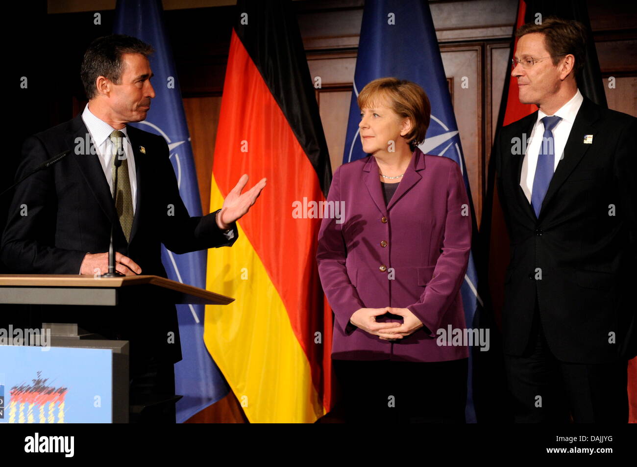 Segretario Generale della Nato Anders Fogh Rasmussen (l) parla durante un ricevimento in occasione della riunione dei Ministri degli Esteri della Nato a Berlino, Germania, 14 aprile 2011. Per il suo supporto destro del Cancelliere tedesco Angela Merkel e il Ministro degli esteri tedesco Guido Westerwelle. I Ministri degli Esteri della Nato si sono incontrati a Berlino per discutere le loro ulteriori azioni in Libia in conflitto. Foto: Berthold Stadler Foto Stock